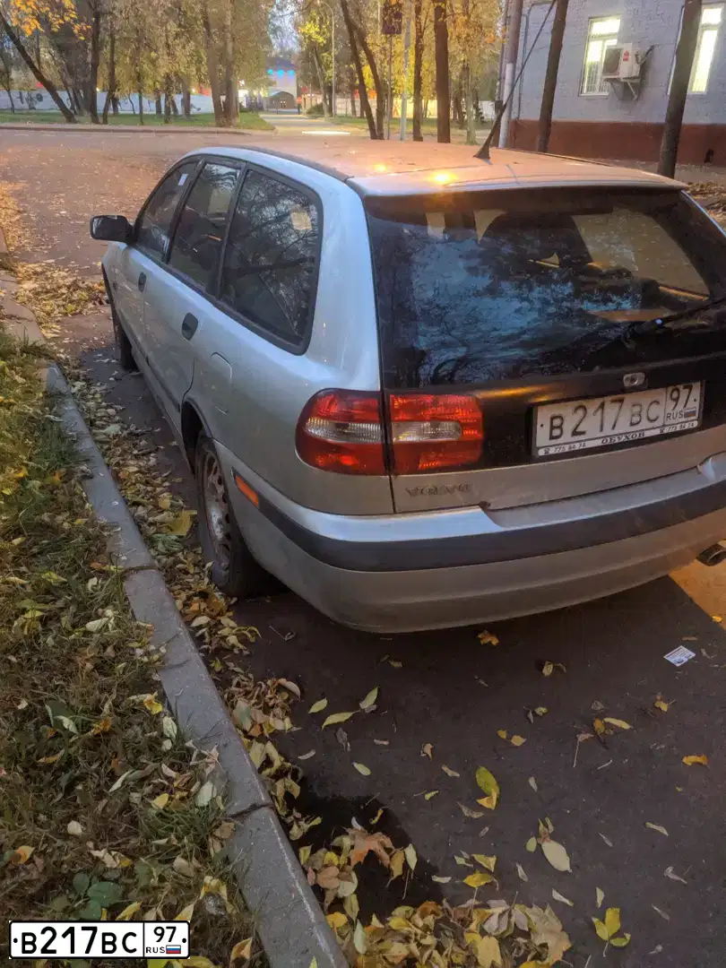 Фото автомобиля VOLVO V40, 2003 — госномер В217ВС97. Цвет: Серебристый