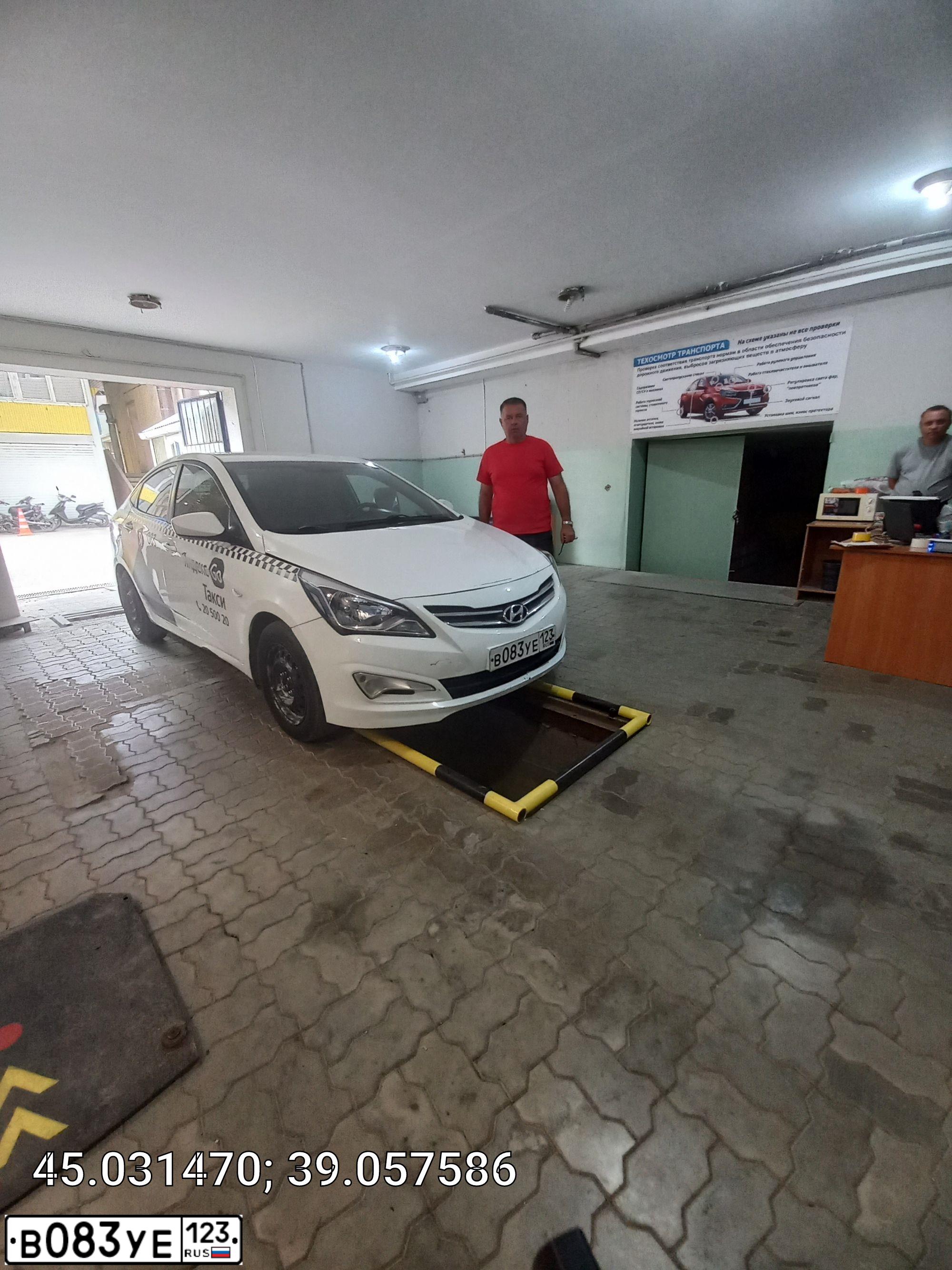 Фото автомобиля HYUNDAI SOLARIS, 2015 — госномер В083УЕ123. Цвет: БЕЛЫЙ