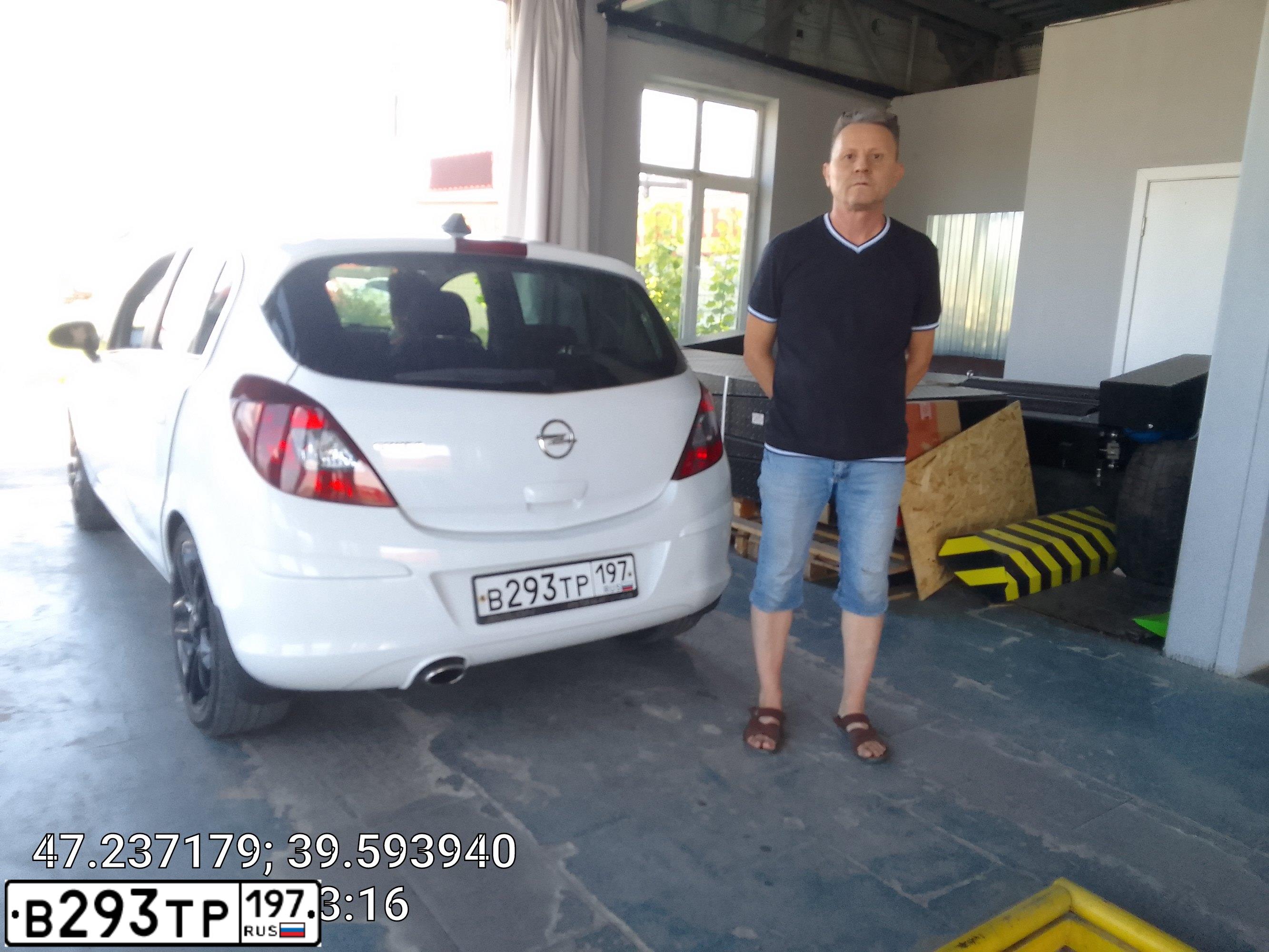 Фото автомобиля OPEL CORSA, 2012 — госномер В293ТР197. Цвет: Белый