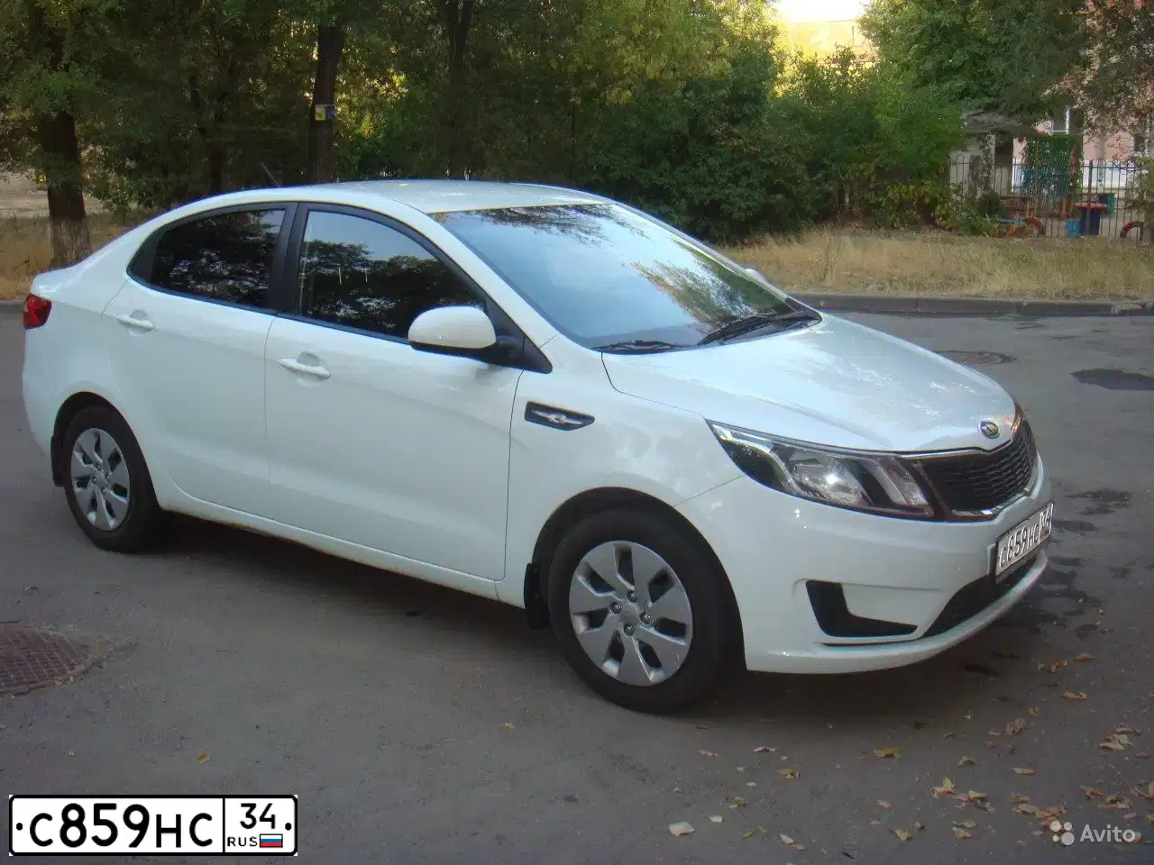 Фото автомобиля KIA RIO, 2012 — госномер С859НС34. Цвет: Белый