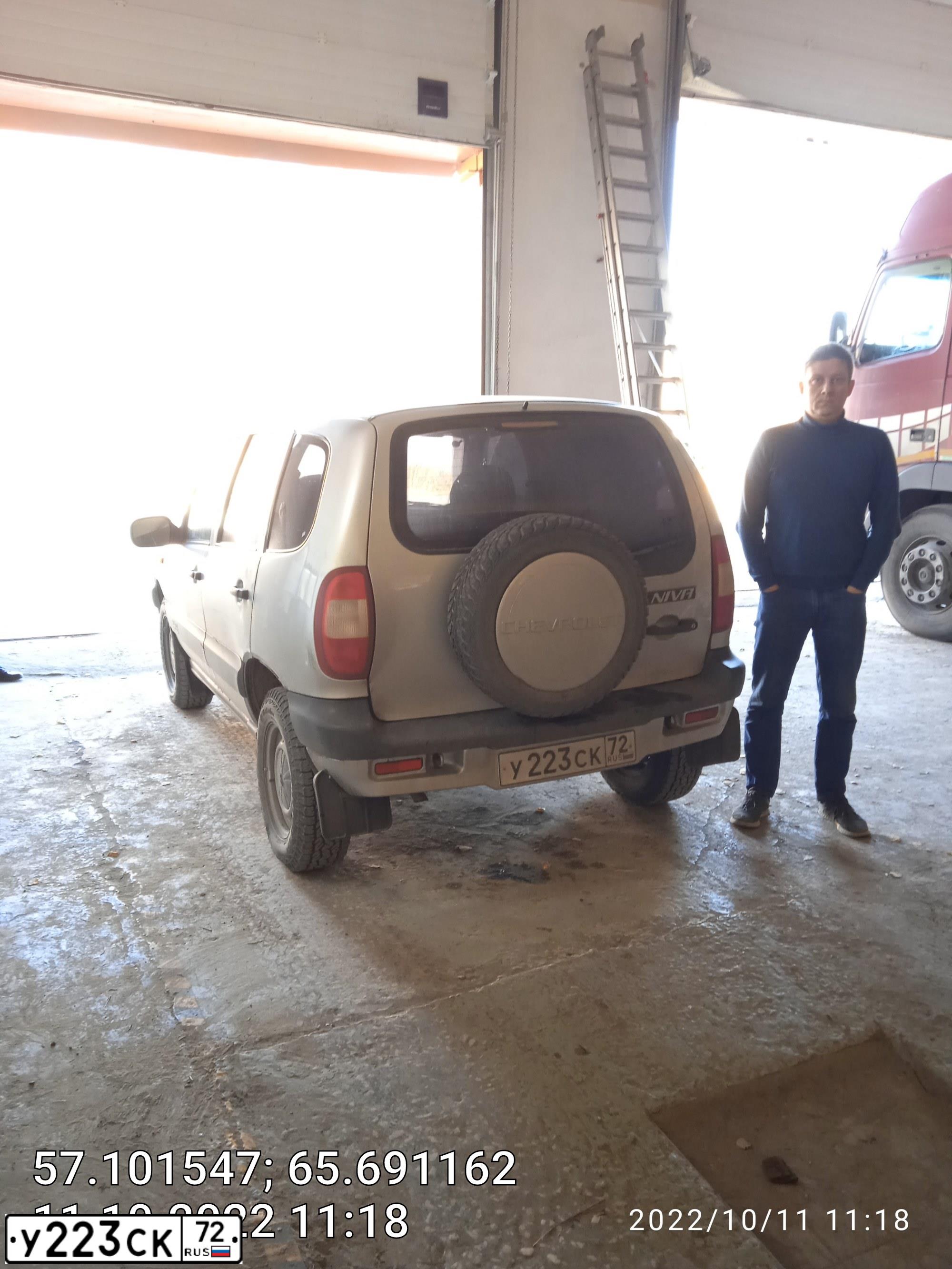 Фото автомобиля CHEVROLET NIVA, 2008 — госномер У223СК72. Цвет: Серебристый