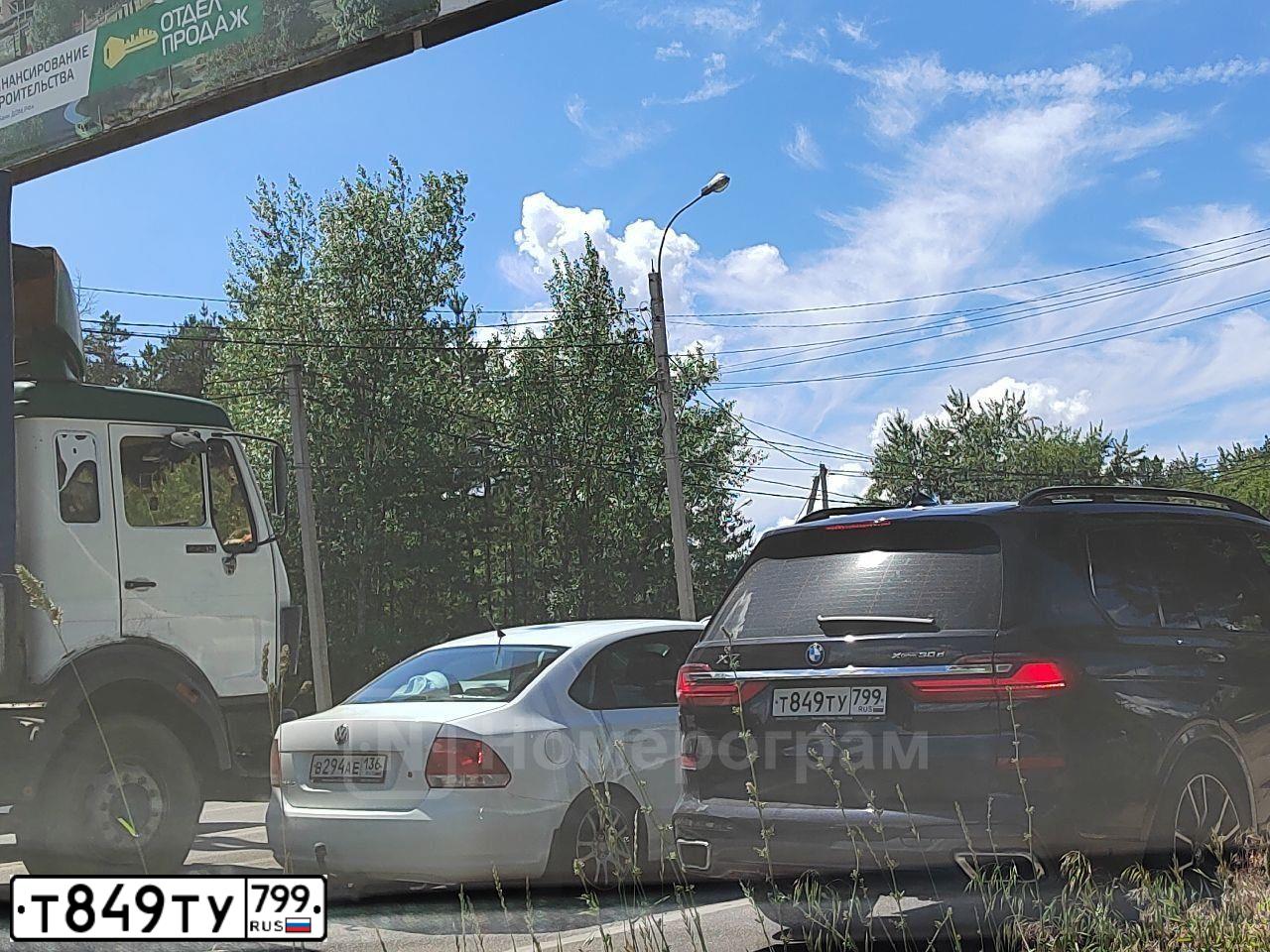 Фото автомобиля BMW X7, 2021 — госномер Х392МТ136. Цвет: ЧЕРНЫЙ