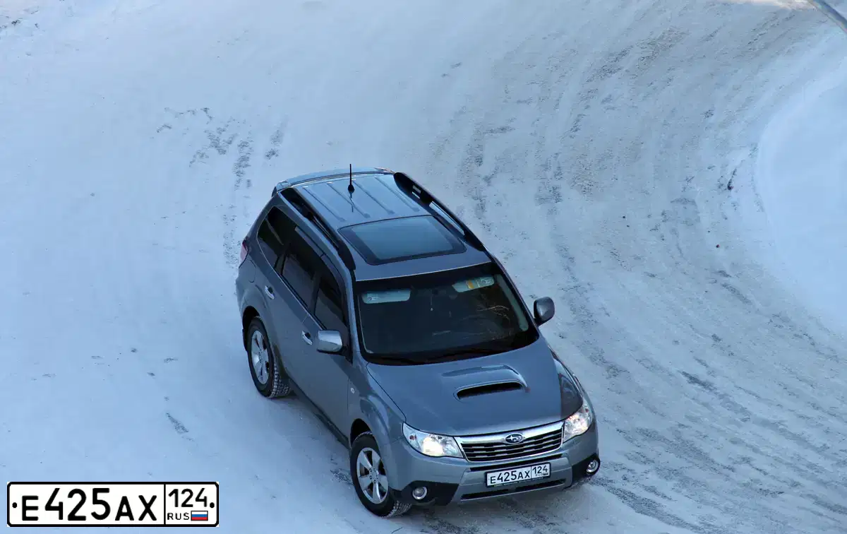 Фото автомобиля SUBARU FORESTER, 2009 — госномер Е286ТЕ124. Цвет: СЕРЫЙ