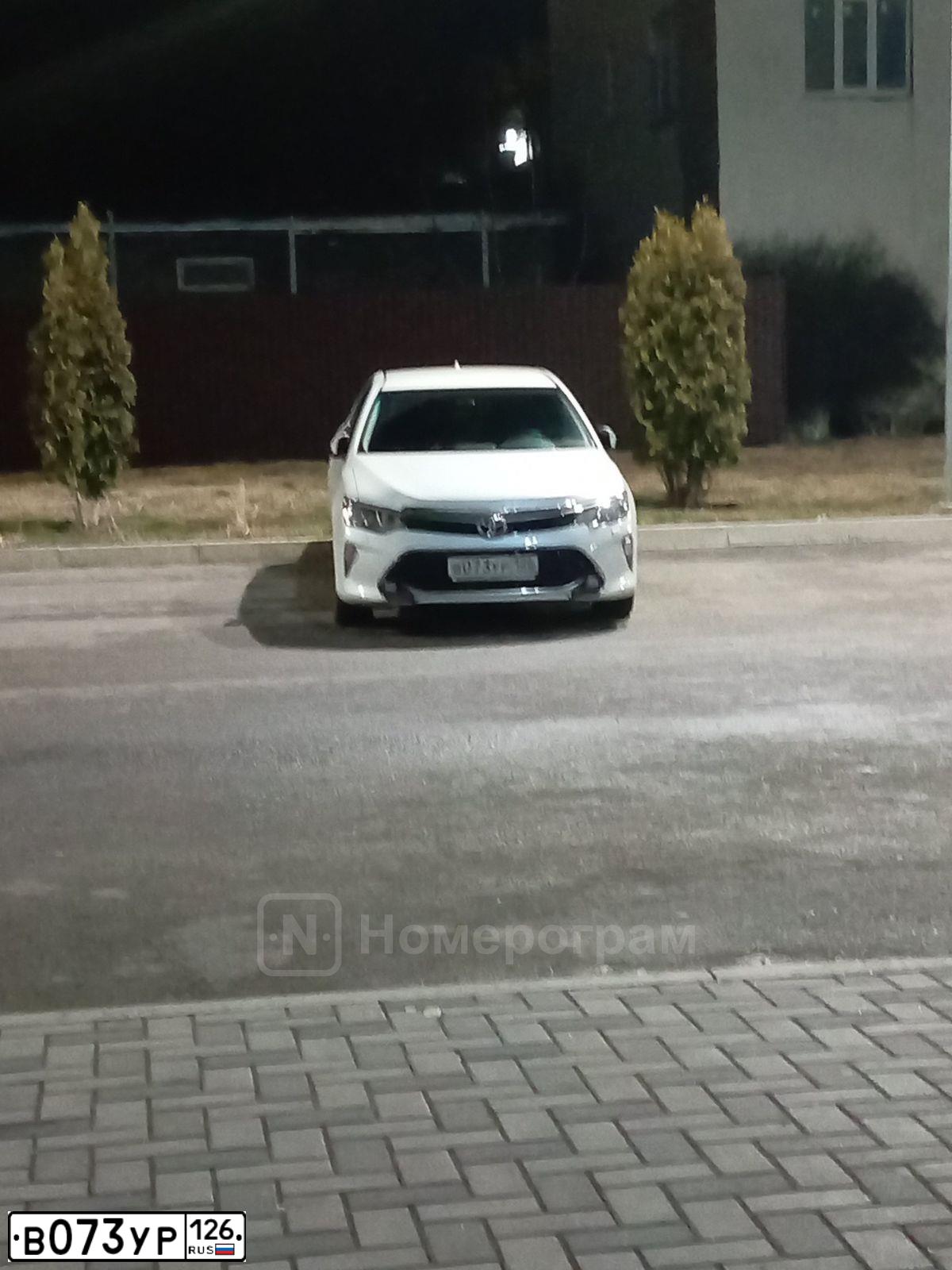 Фото автомобиля TOYOTA CAMRY, 2018 — госномер В073УР126. Цвет: БЕЛЫЙ ПЕРЛАМУТР