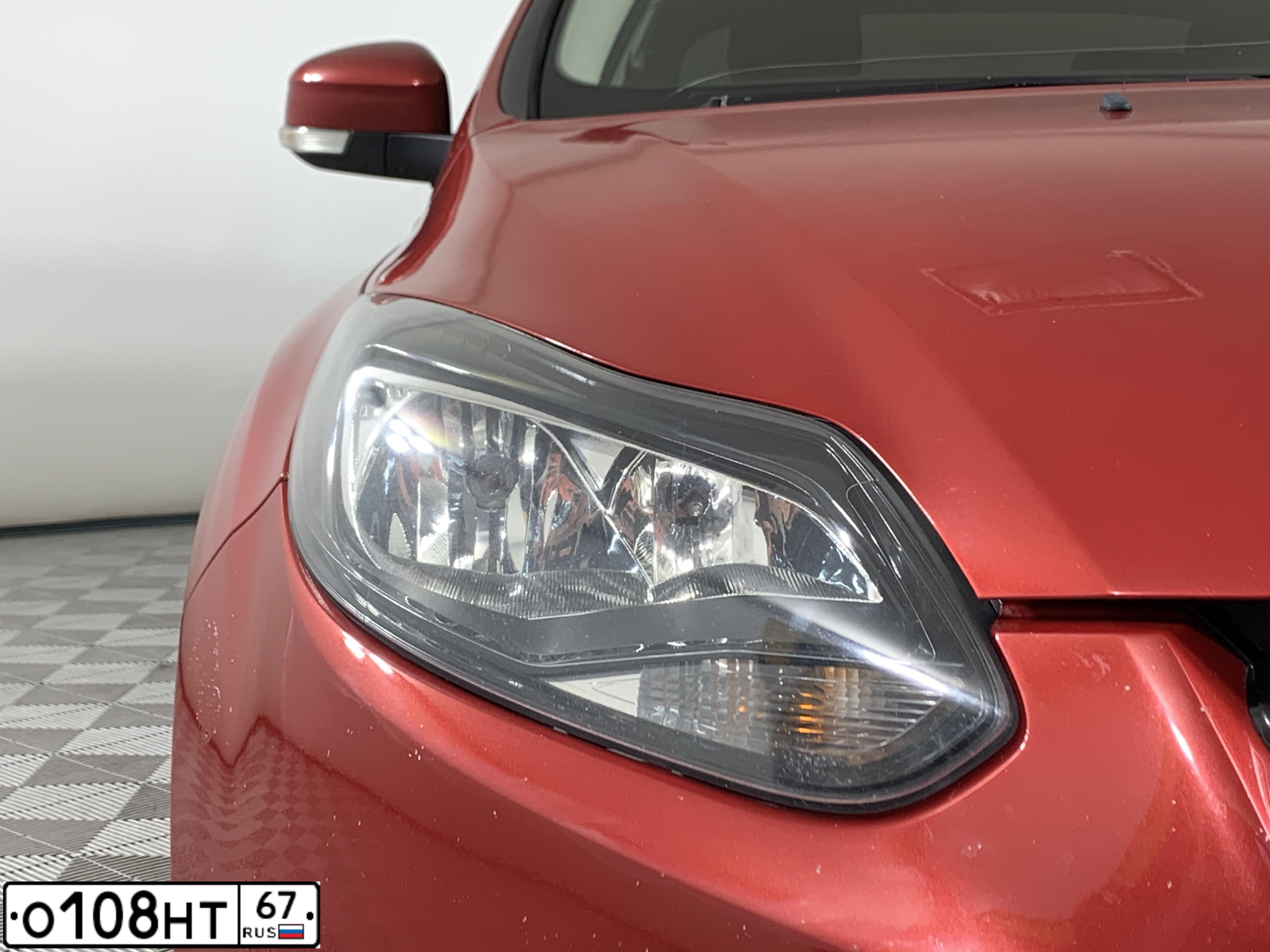 Фото автомобиля FORD FOCUS, 2013 — госномер О108НТ67. Цвет: Красный
