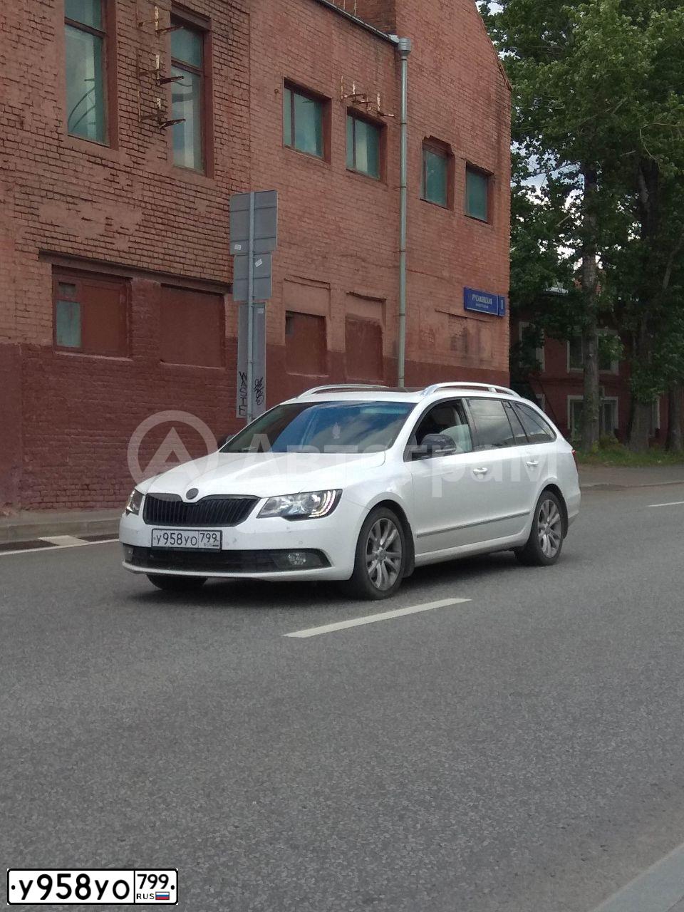 Фото автомобиля SKODA SUPERB, 2015 — госномер У958УО799. Цвет: Белый
