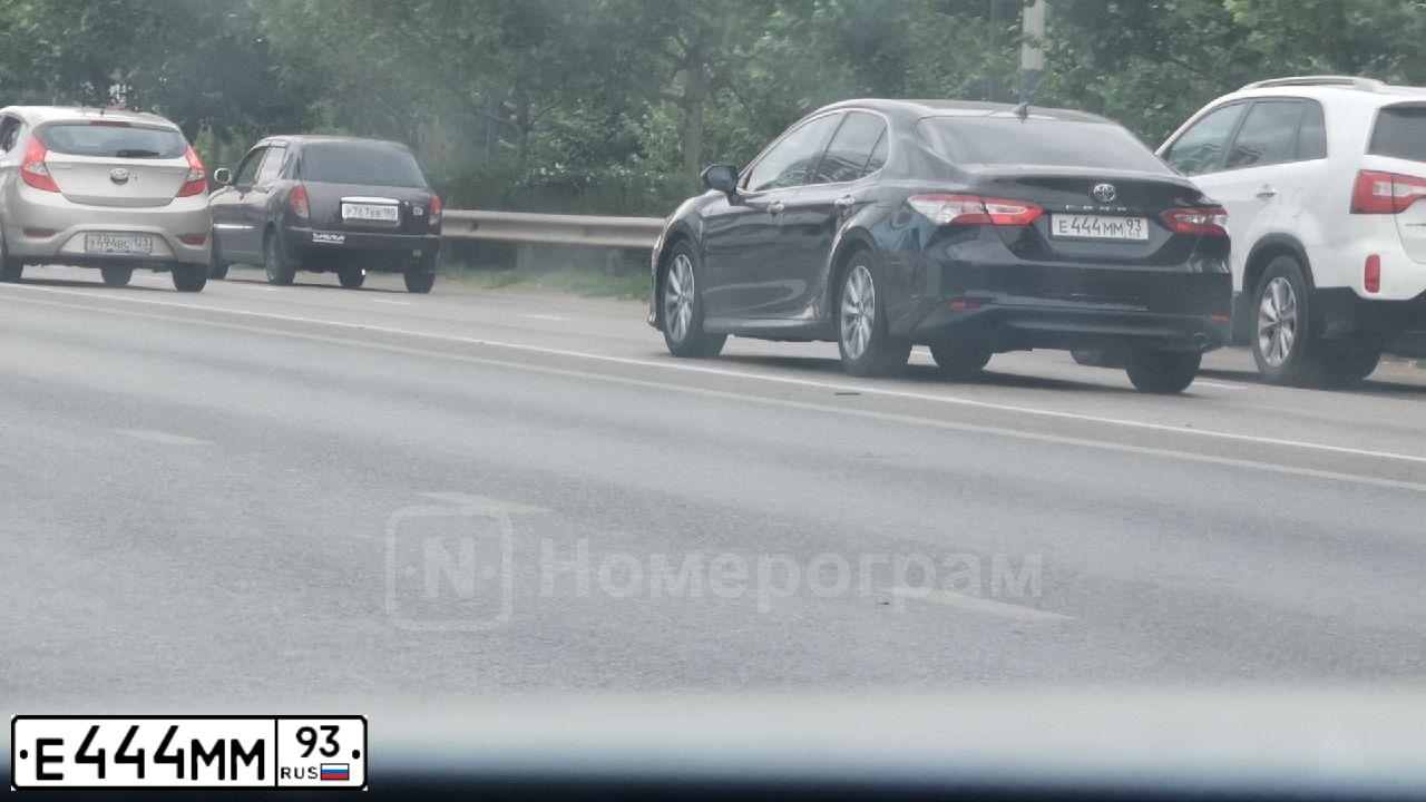 Фото автомобиля TOYOTA CAMRY, 2020 — госномер Е444ММ93. Цвет: ЧЕРНЫЙ