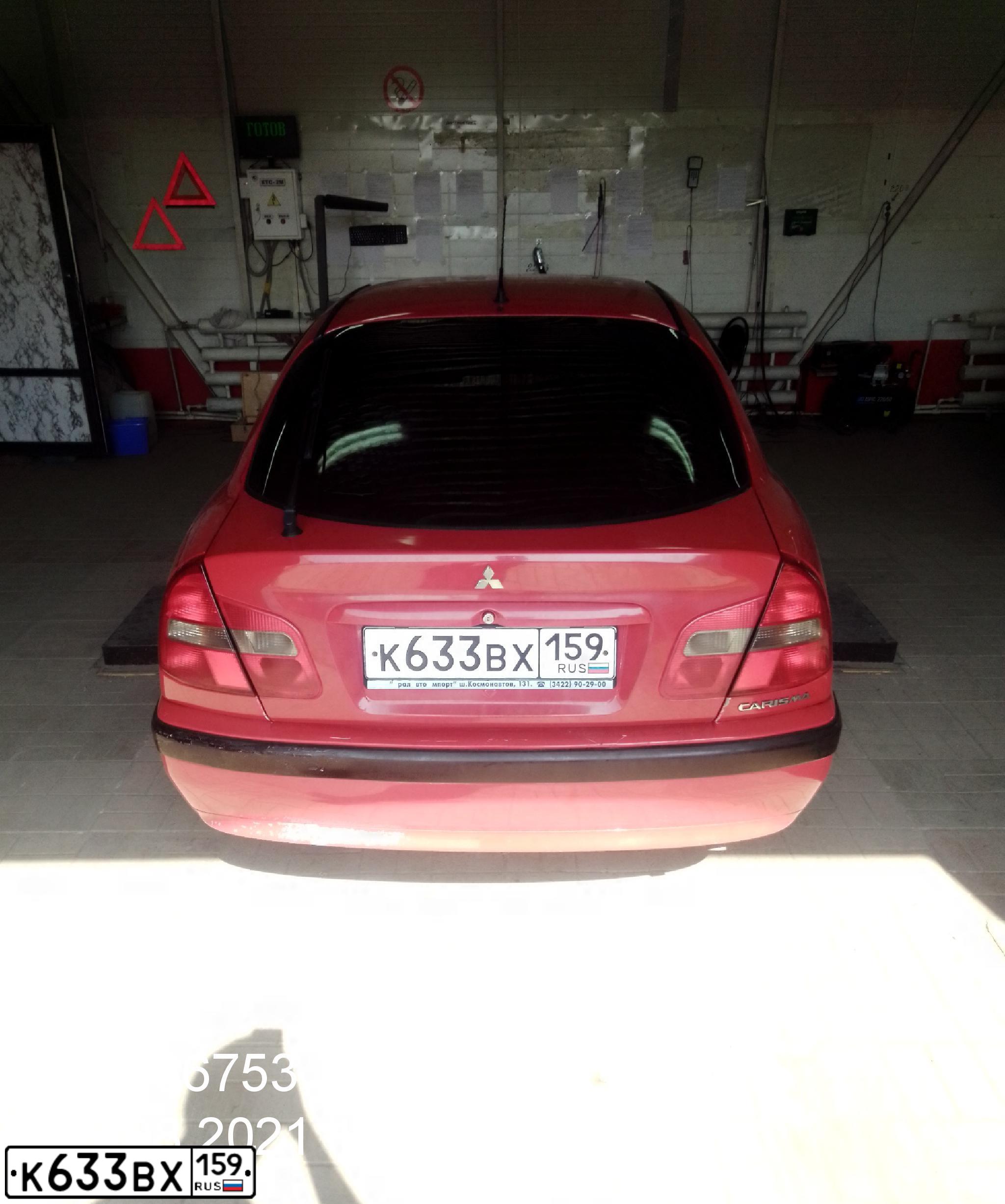 Фото автомобиля MITSUBISHI CARISMA, 2003 — госномер Н780СХ59. Цвет: Красный