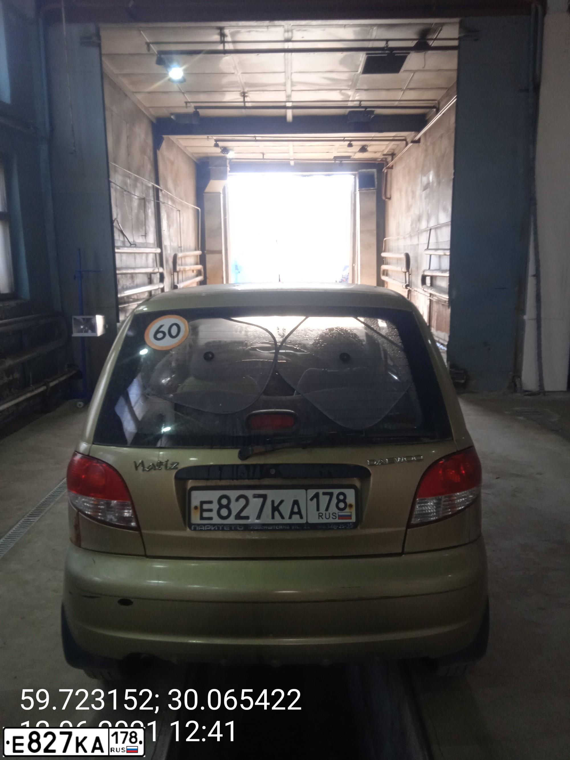 Фото автомобиля DAEWOO MATIZ, 2011 — госномер Е827КА178. Цвет: Коричневый