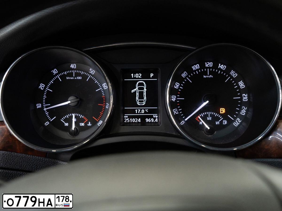 Фото автомобиля SKODA SUPERB, 2011 — госномер О984КО75. Цвет: СЕРЫЙ