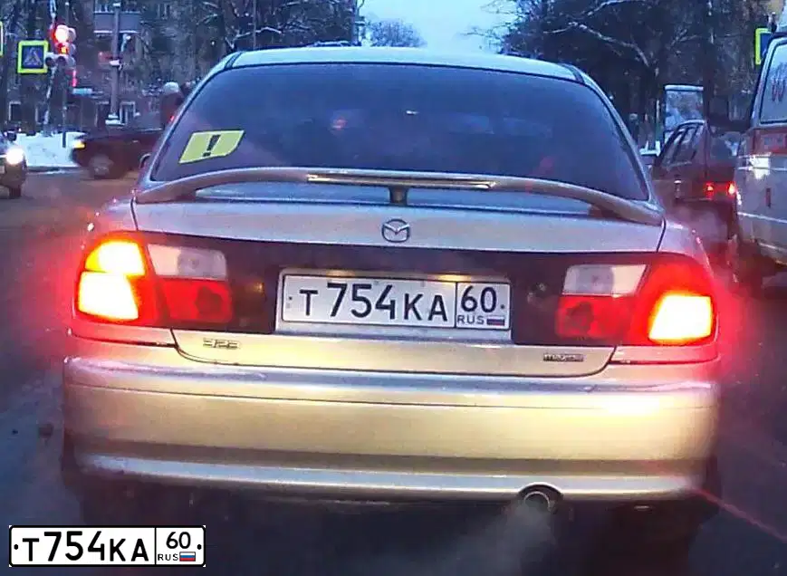 Фото автомобиля MAZDA 323, 1998 — госномер Т754КА60. Цвет: СЕРЕБРИСТЫЙ