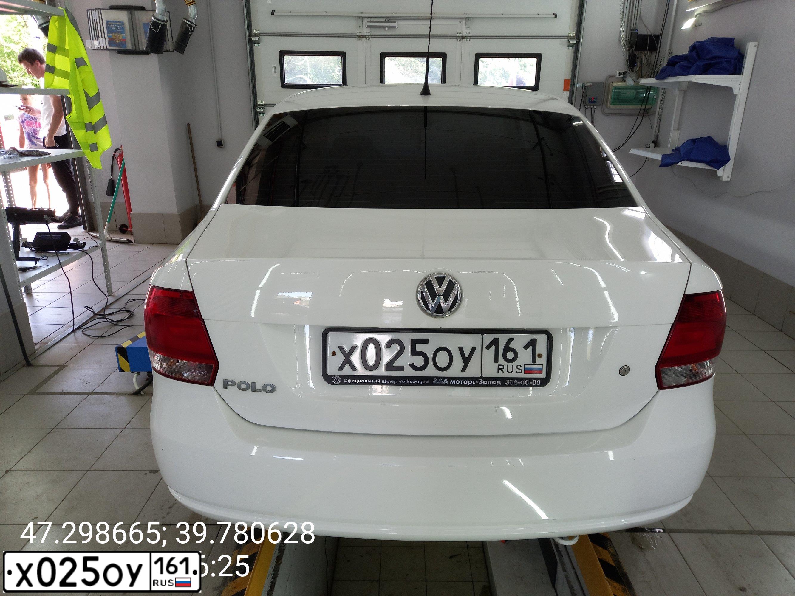 Фото автомобиля VOLKSWAGEN POLO, 2012 — госномер Х025ОУ161. Цвет: БЕЛЫЙ