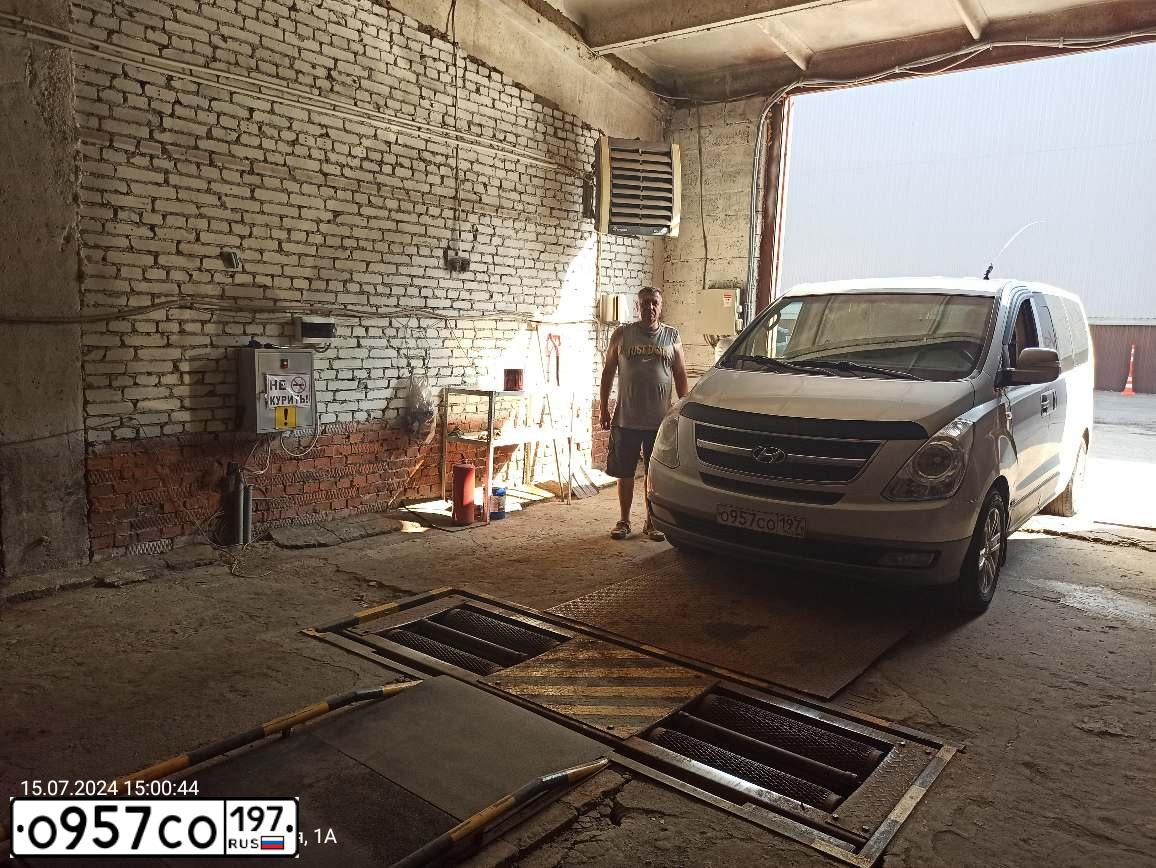 Фото автомобиля HYUNDAI GRAND STAREX, 2008 — госномер В503УК790. Цвет: СЕРЫЙ