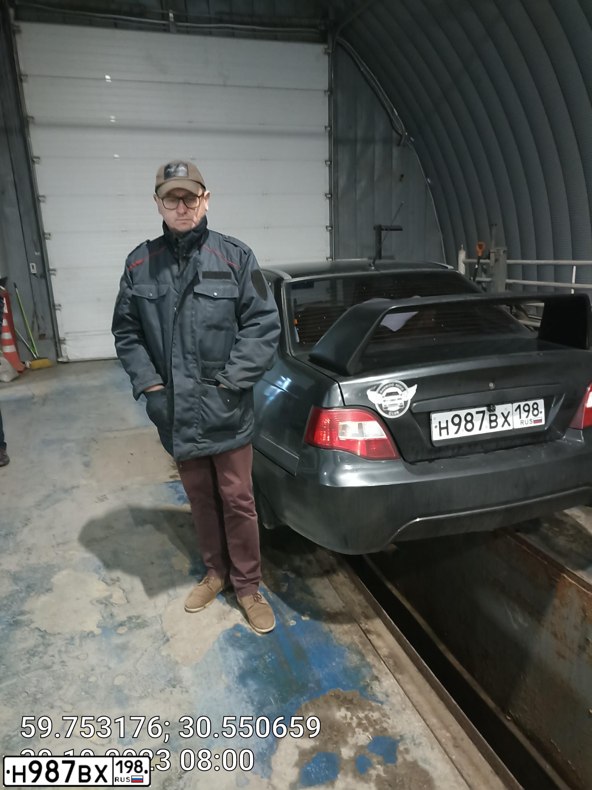 Фото автомобиля DAEWOO NEXIA, 2012 — госномер Е738РО147. Цвет: Бледно-Черный