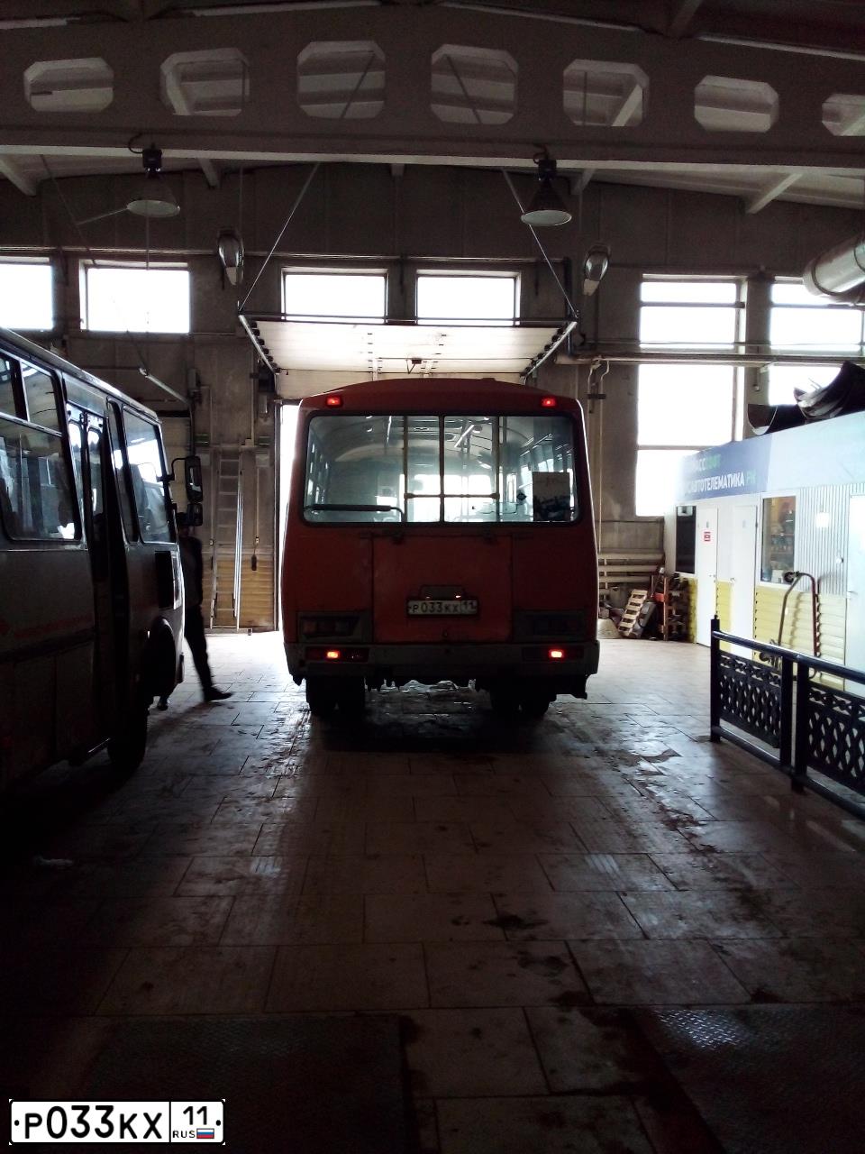 Фото автомобиля PAZ 3205, 2013 — госномер Р033КХ11. Цвет: ОРАНЖЕВЫЙ