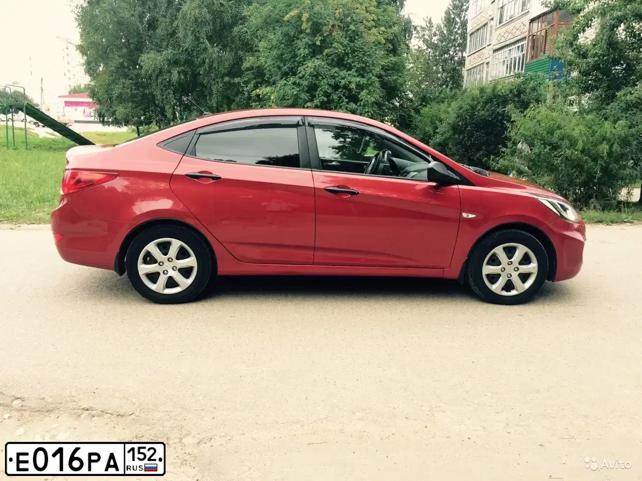 Фото автомобиля HYUNDAI SOLARIS, 2011 — госномер Е016РА152. Цвет: Красный