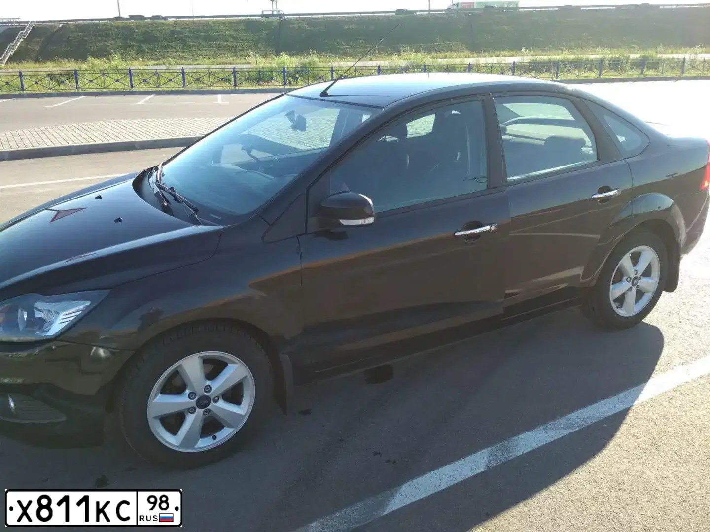 Фото автомобиля FORD FOCUS, 2009 — госномер Х811КС98. Цвет: ЧЕРНЫЙ