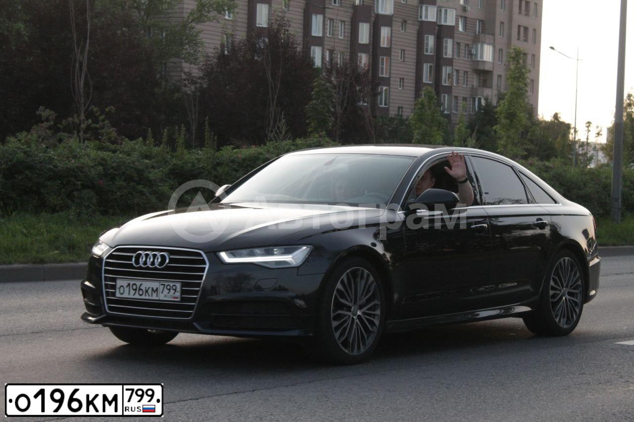 Фото автомобиля AUDI A6, 2018 — госномер Е712КВ977. Цвет: ЧЕРНО-СИНИЙ