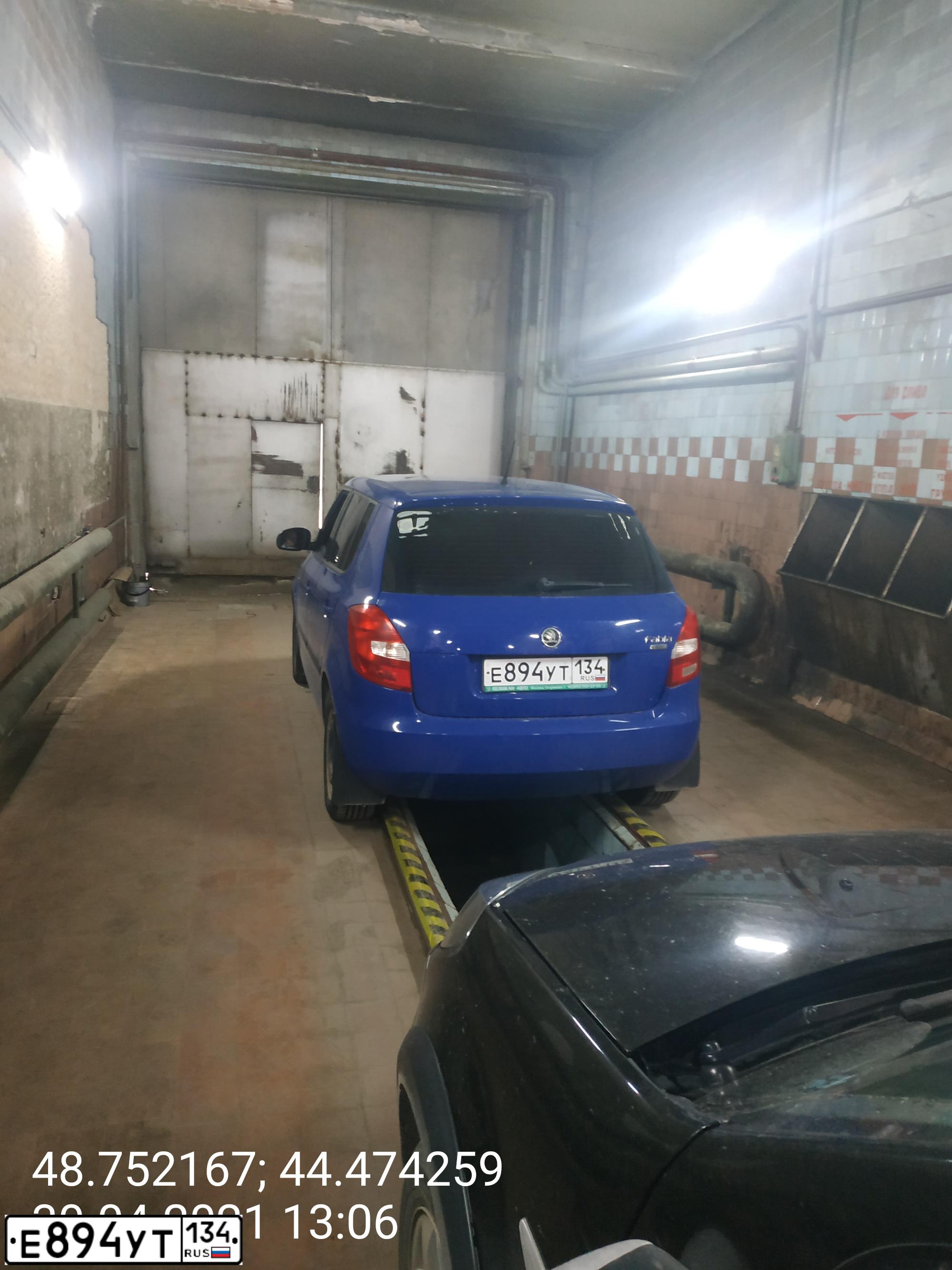 Фото автомобиля SKODA FABIA, 2010 — госномер Е894УТ134. Цвет: СИНИЙ