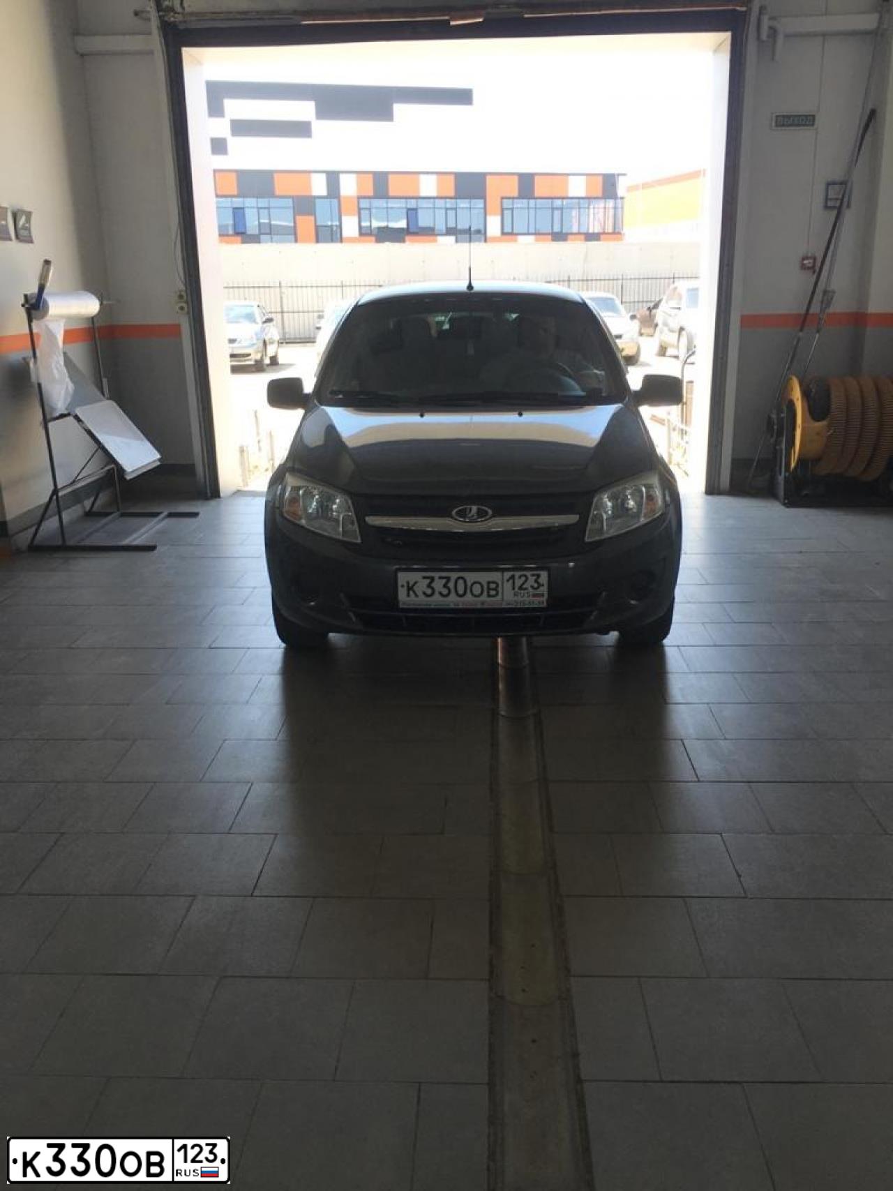 Фото автомобиля LADA 2190 GRANTA, 2014 — госномер К330ОВ123. Цвет: Серебристо-Тёмно-Серый