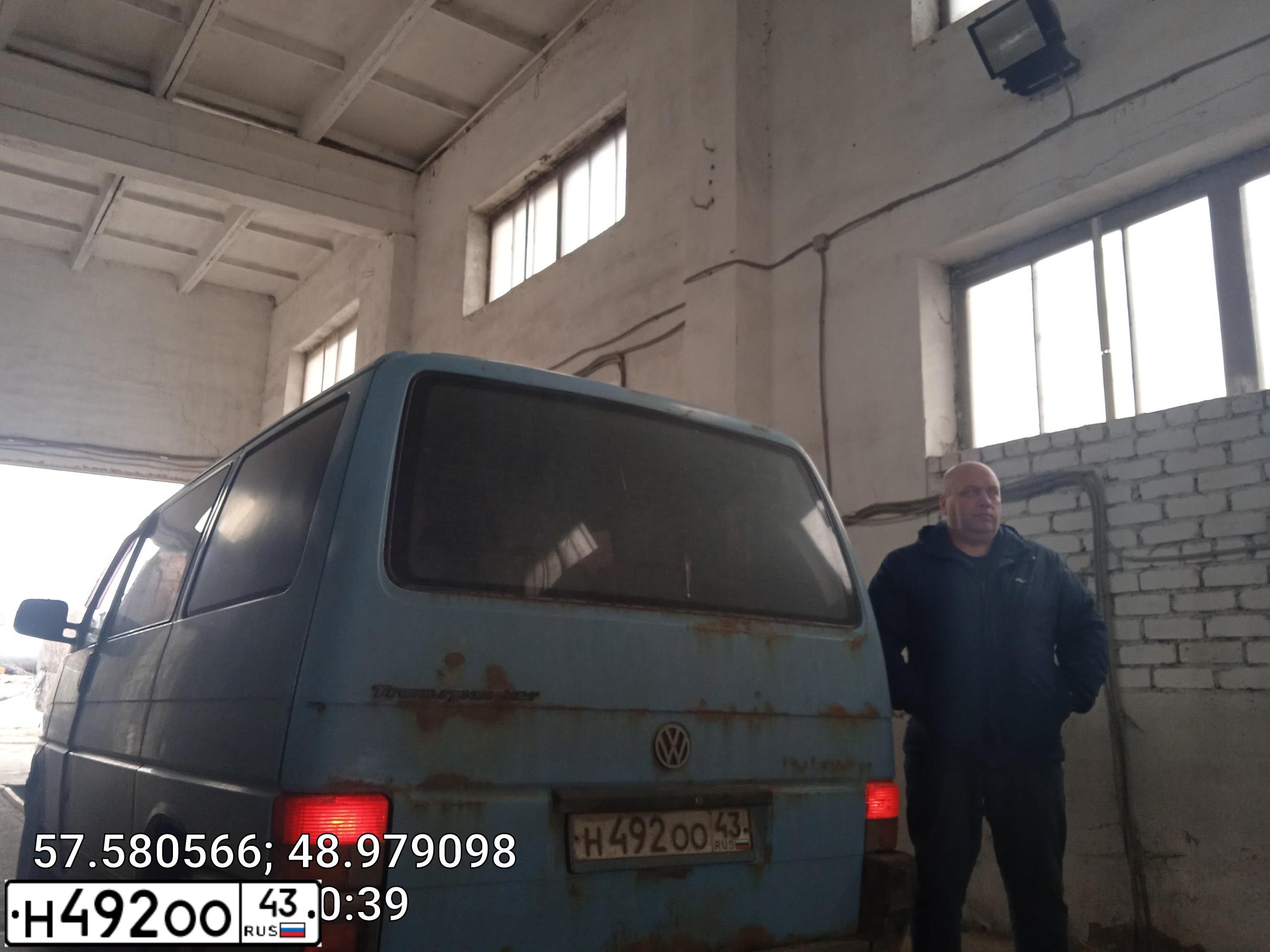 Фото автомобиля VOLKSWAGEN TRANSPORTER, 1992 — госномер Н492ОО43. Цвет: синий
