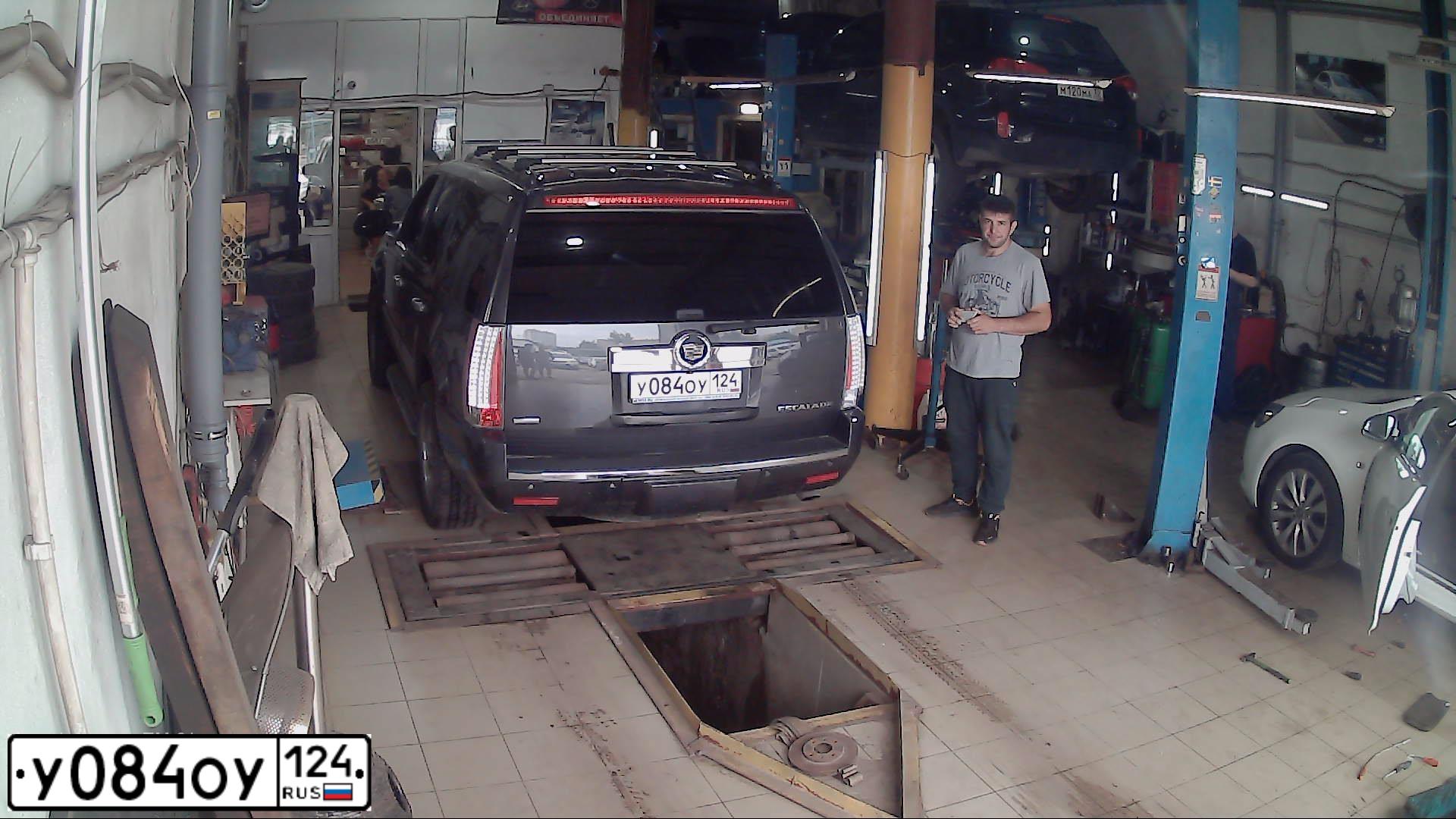 Фото автомобиля CADILLAC ESCALADE, 2010 — госномер Х983ТХ790. Цвет: СЕРЫЙ МЕТАЛЛИК