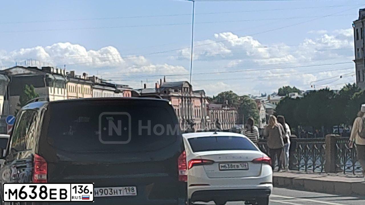 Фото автомобиля KIA RIO, 2012 — госномер М638ЕВ136. Цвет: Белый