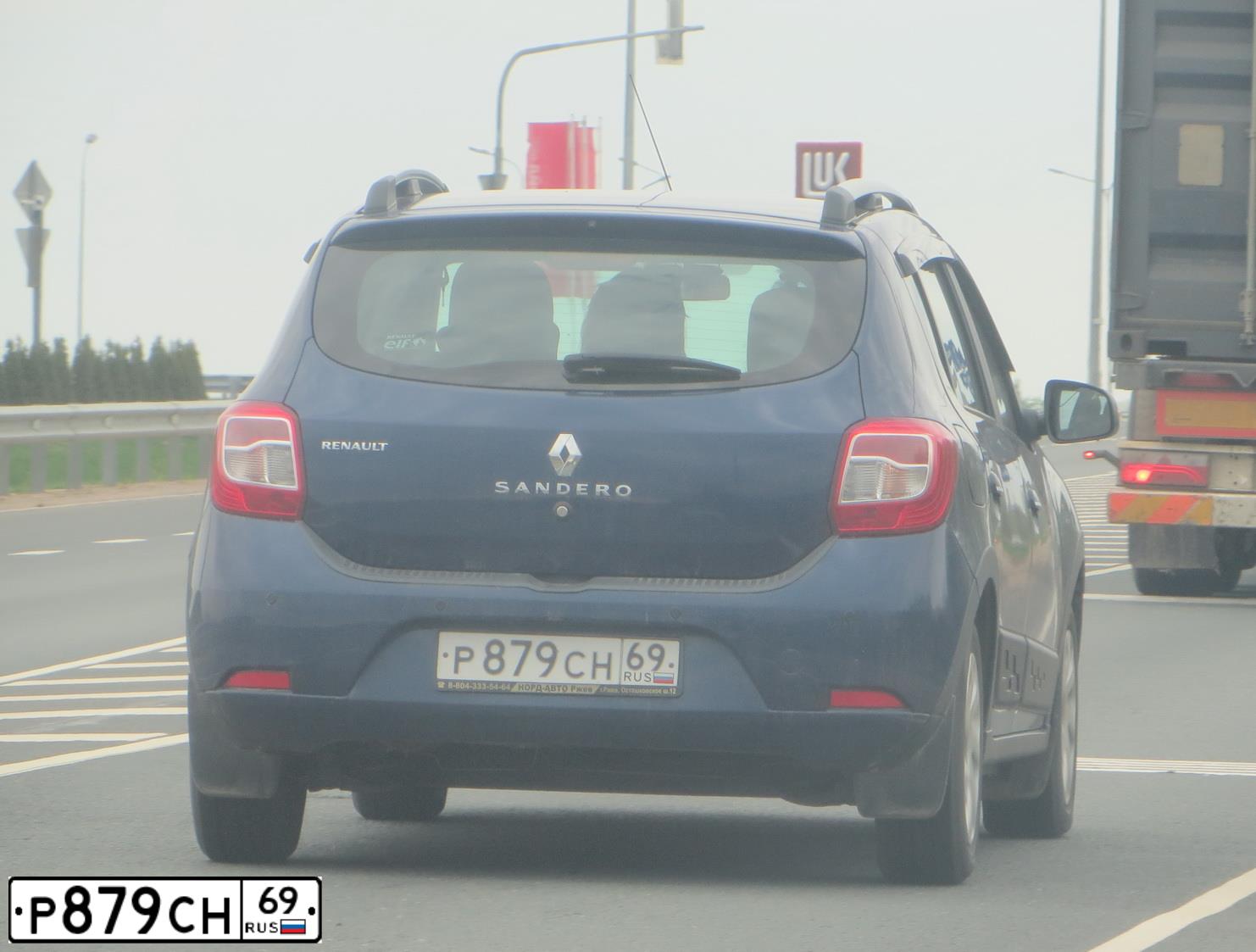 Фото автомобиля RENAULT SANDERO, 2018 — госномер Р879СН69. Цвет: СИНИЙ