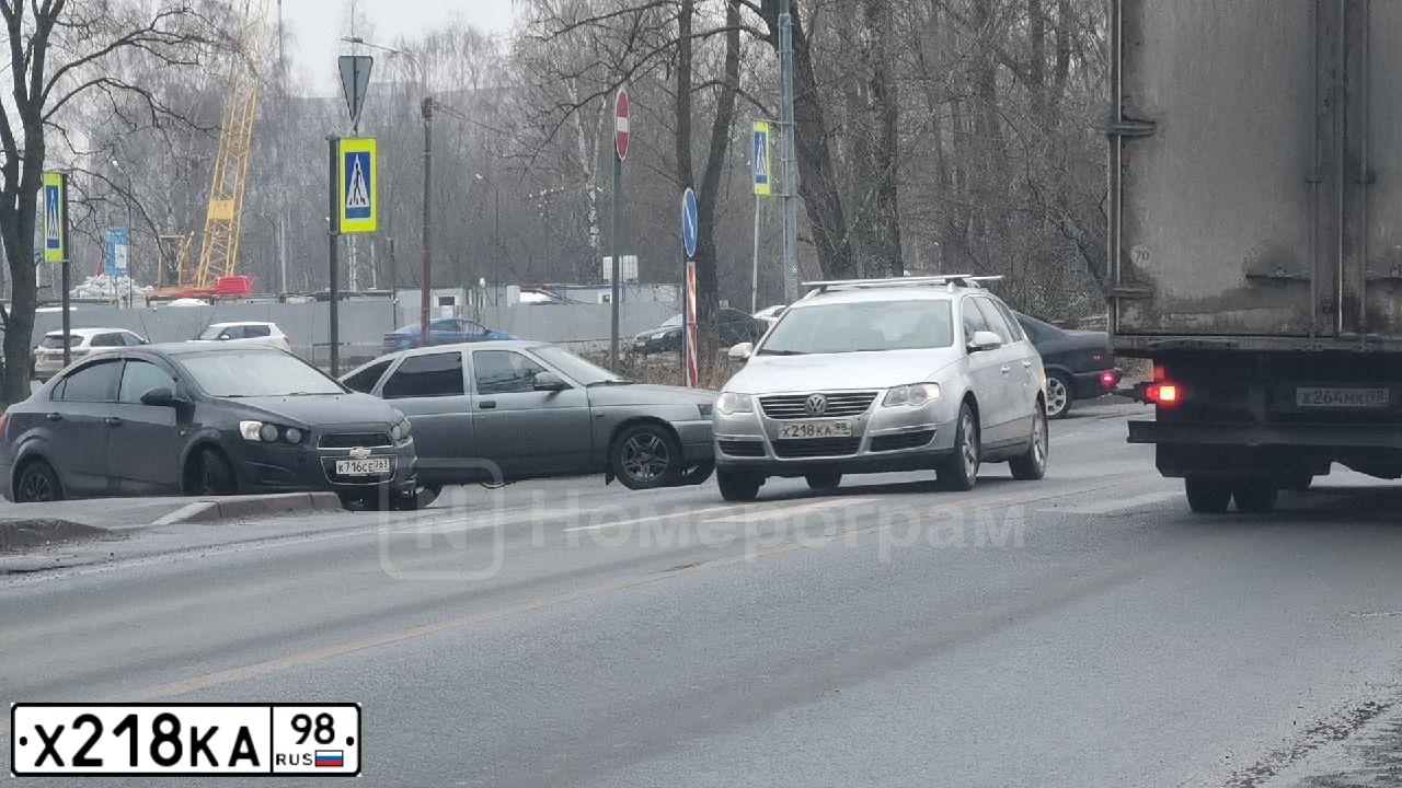 Фото автомобиля VOLKSWAGEN PASSAT, 2008 — госномер Х218КА98. Цвет: СЕРЕБРИСТЫЙ