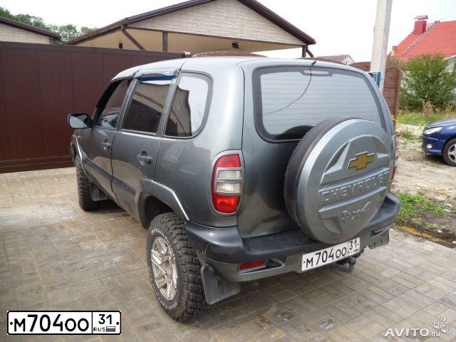 Фото автомобиля CHEVROLET NIVA, 2005 — госномер Р744МА48. Цвет: Белый