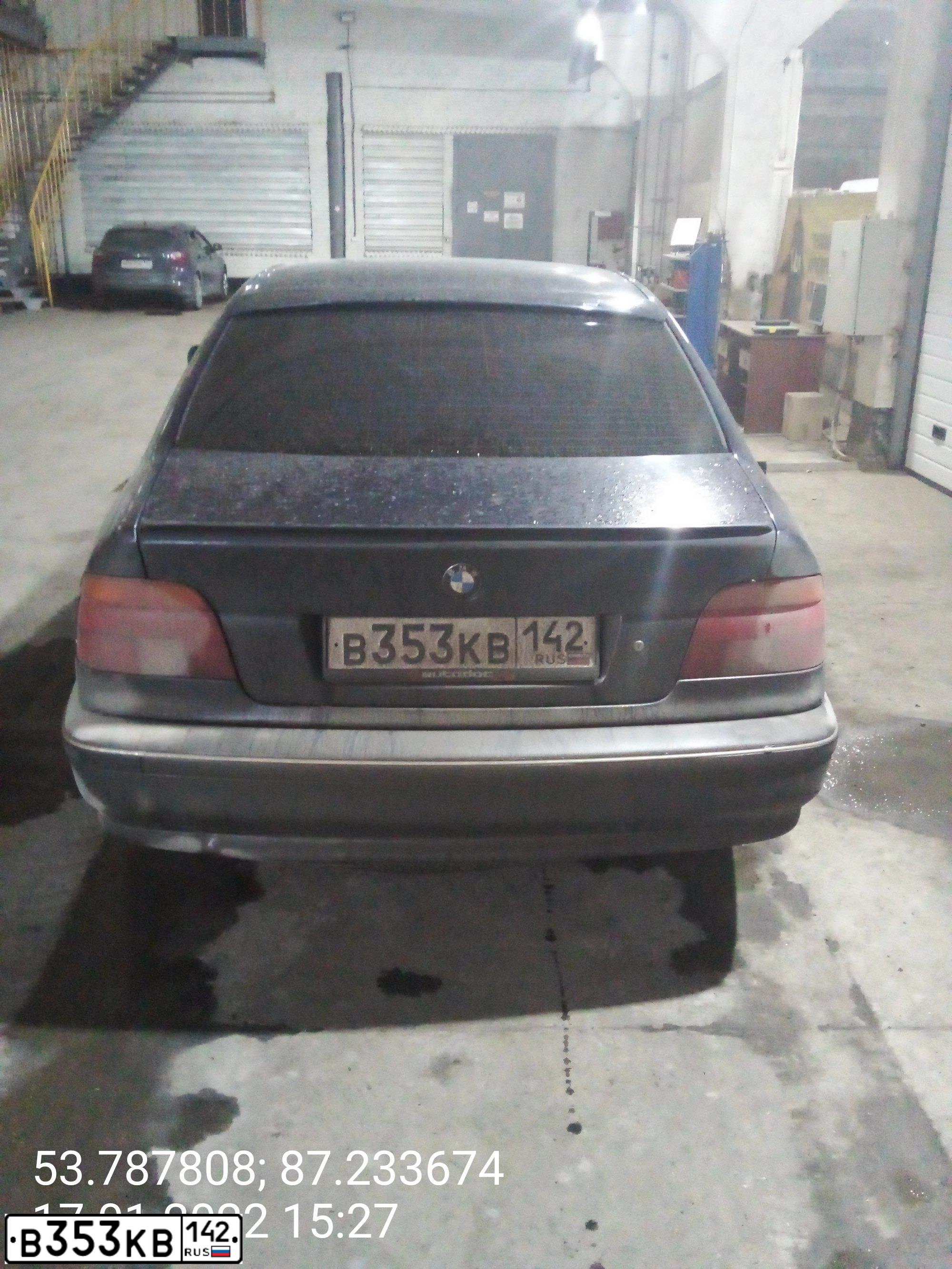 Фото автомобиля BMW SERIE 5, 1999 — госномер О624МО142. Цвет: Темно-синий