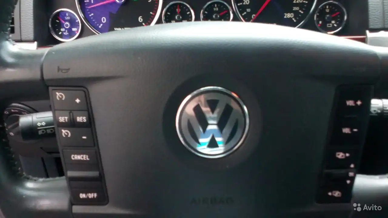 Фото автомобиля VOLKSWAGEN TOUAREG, 2008 — госномер У136МО777. Цвет: ЧЕРНЫЙ