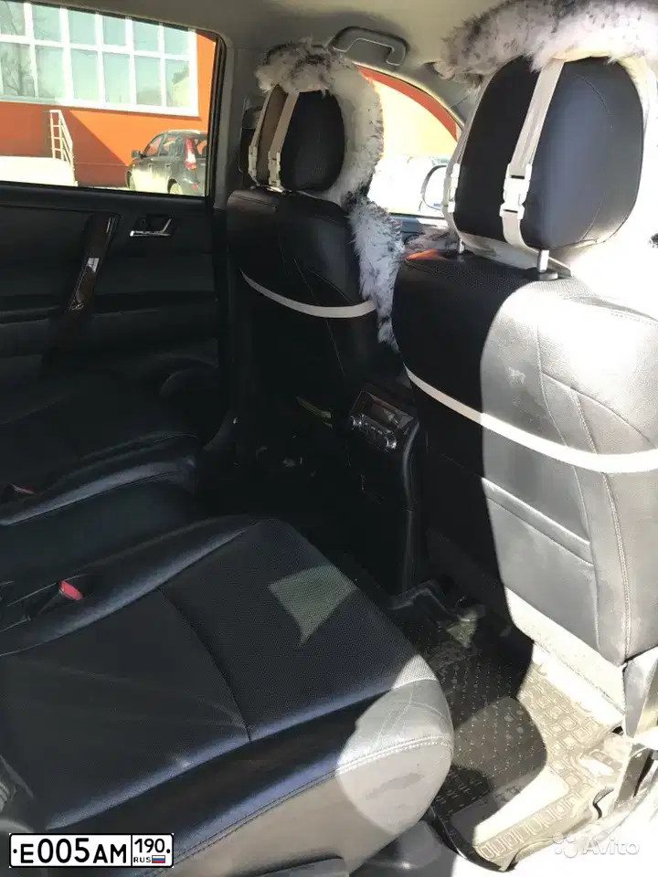 Фото автомобиля TOYOTA HIGHLANDER, 2011 — госномер Е005АМ190. Цвет: Белый