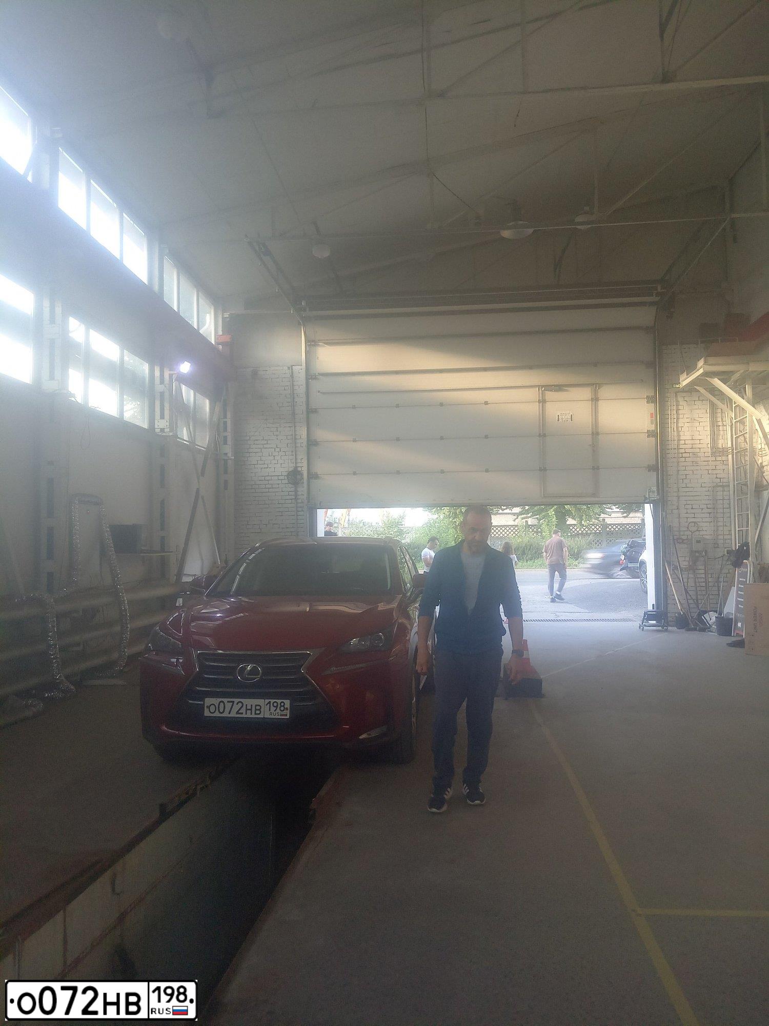 Фото автомобиля LEXUS NX, 2015 — госномер О072НВ198. Цвет: Красный