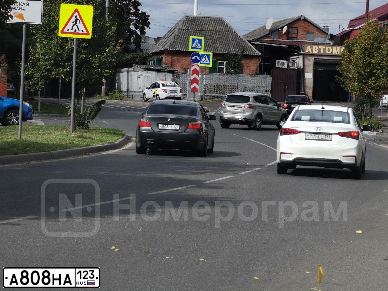 Фото автомобиля BMW SERIE 5, 2004 — госномер В004ОВ23. Цвет: темно-серый