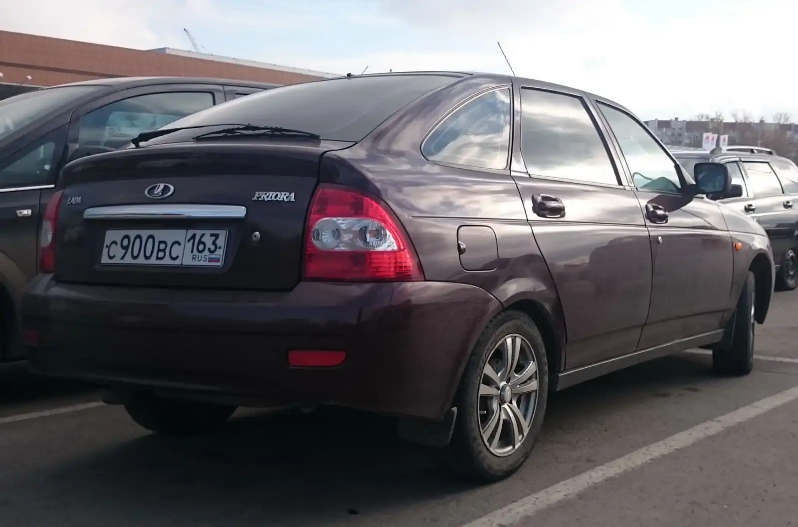 Фото автомобиля LADA 2172 PRIORA, 2012 — госномер М302КХ134. Цвет: ТЕМНО-ВИШНЕВЫЙ