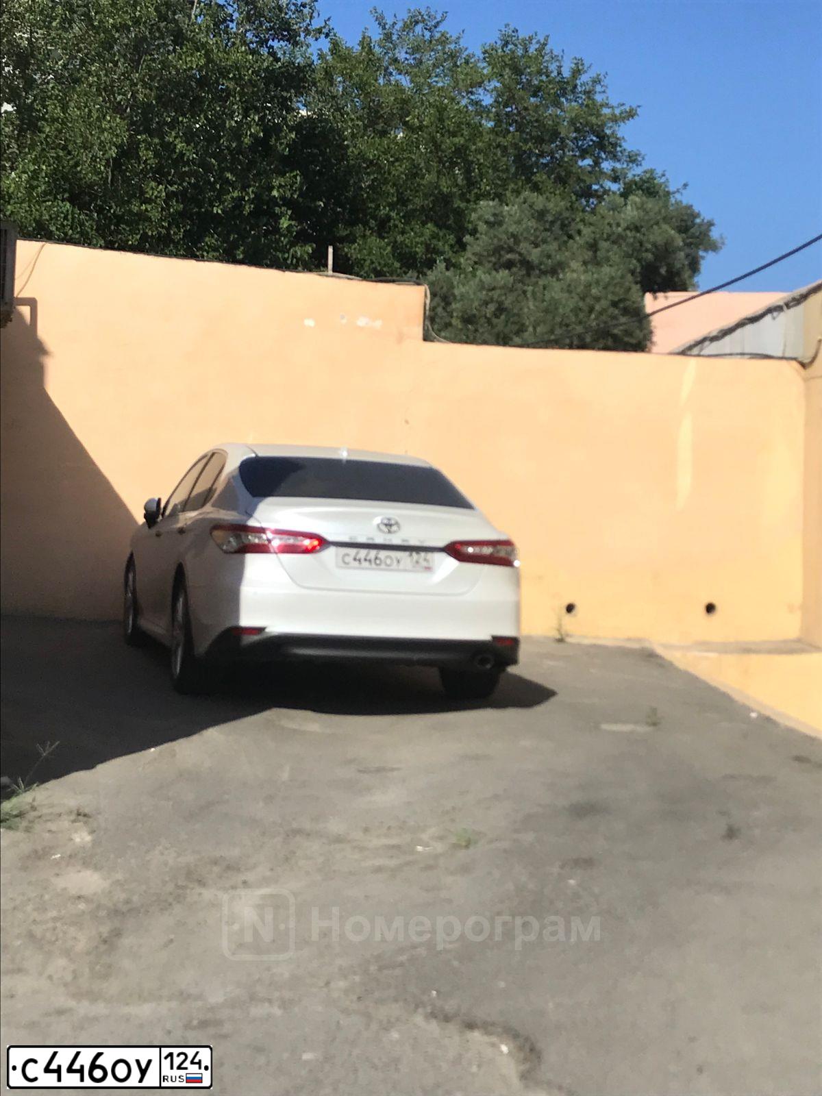 Фото автомобиля TOYOTA CAMRY, 2020 — госномер С446ОУ124. Цвет: Белый