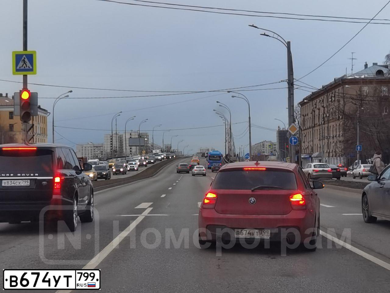 Фото автомобиля BMW SERIE 1, 2011 — госномер В900ОМ790. Цвет: Красный