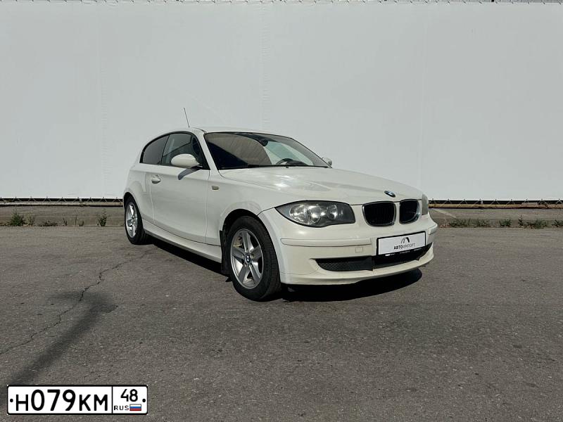 Фото автомобиля BMW SERIE 1, 2008 — госномер В428НА136. Цвет: Белый