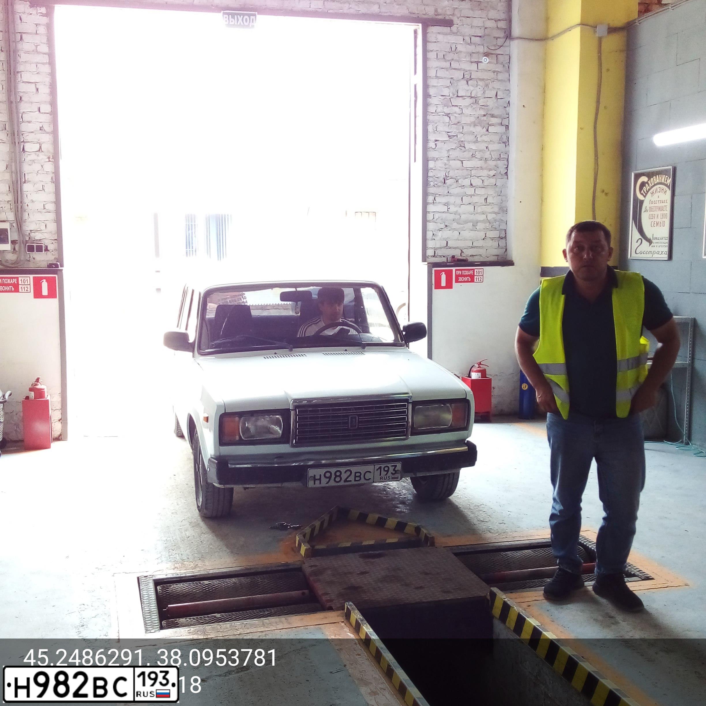 Фото автомобиля LADA 2107, 2003 — госномер Р678НМ193. Цвет: Белый