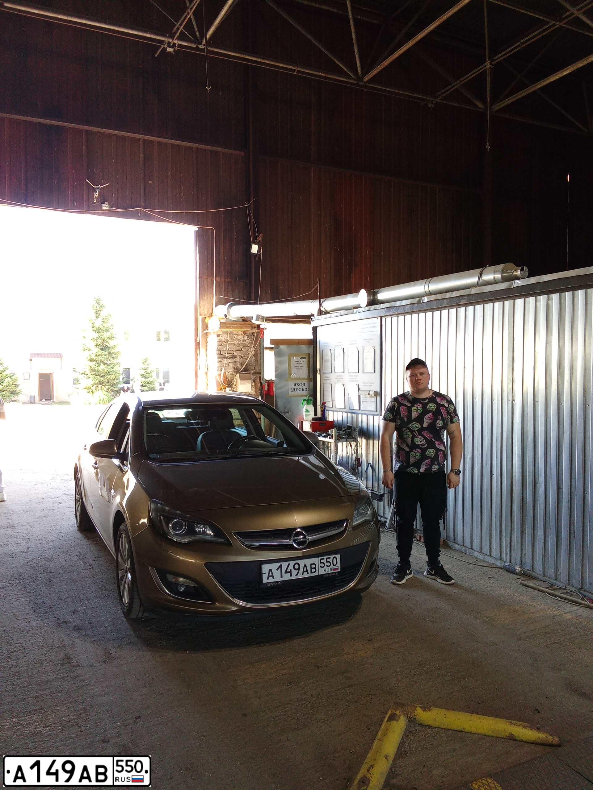 Фото автомобиля OPEL ASTRA, 2013 — госномер А193АХ550. Цвет: БЕЖЕВЫЙ МЕТАЛЛИК