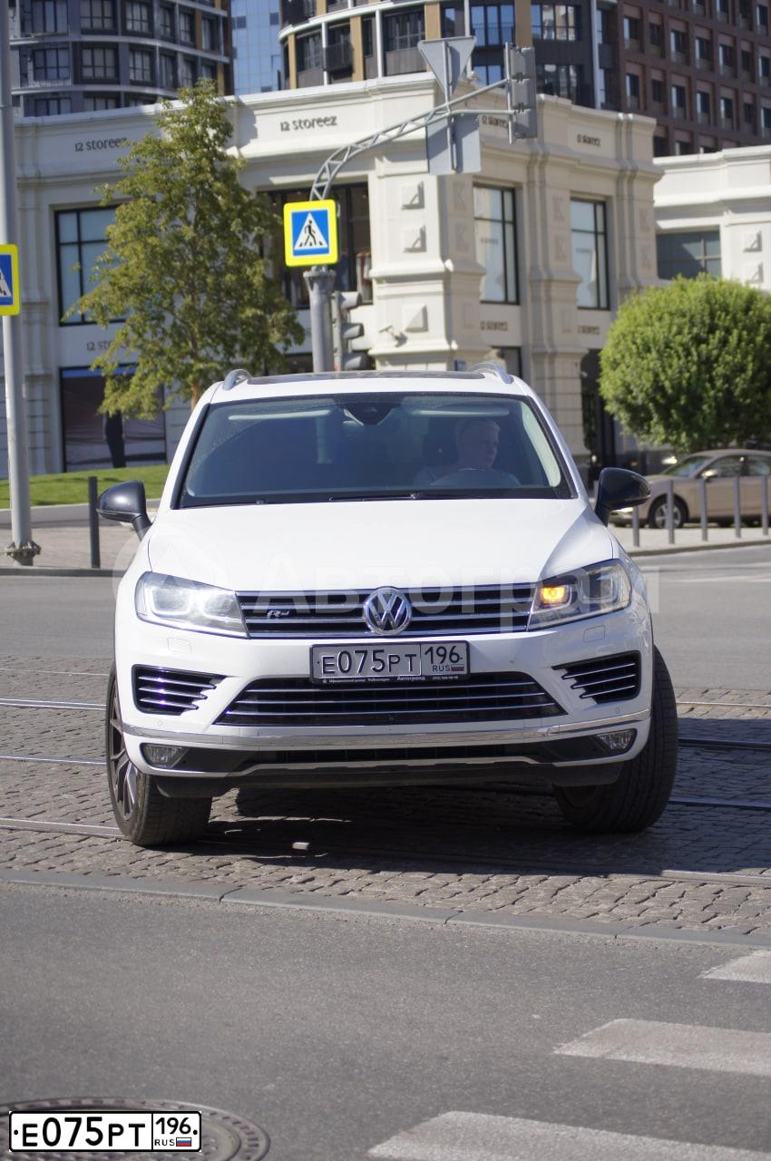 Фото автомобиля VOLKSWAGEN TOUAREG, 2016 — госномер Е075РТ196. Цвет: БЕЛЫЙ