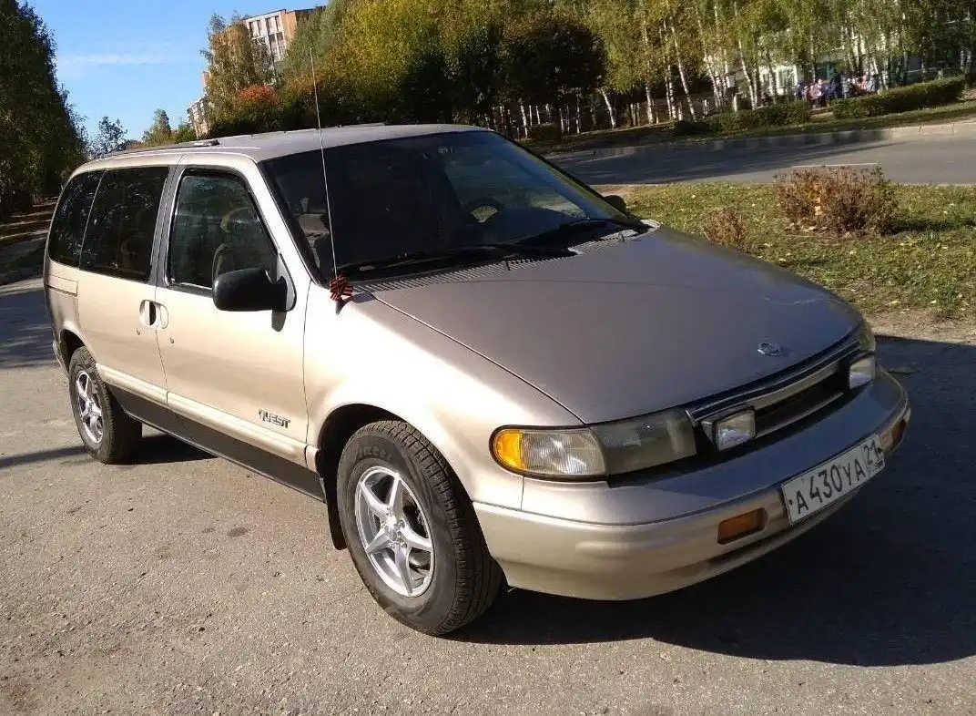 Фото автомобиля NISSAN QUEST, 1994 — госномер Т070ХХ77. Цвет: Золотисто-желтый