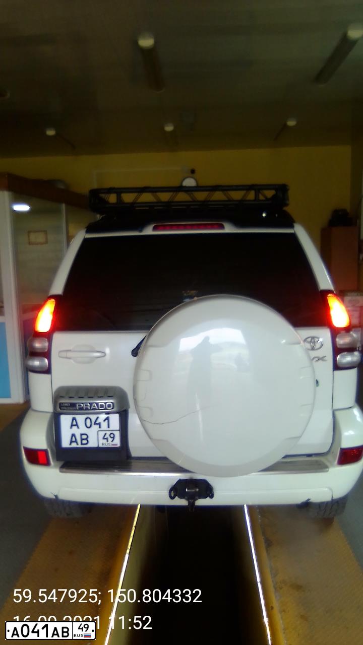Фото автомобиля TOYOTA LANDCRUISER, 2003 — госномер Т900АР49. Цвет: Белый