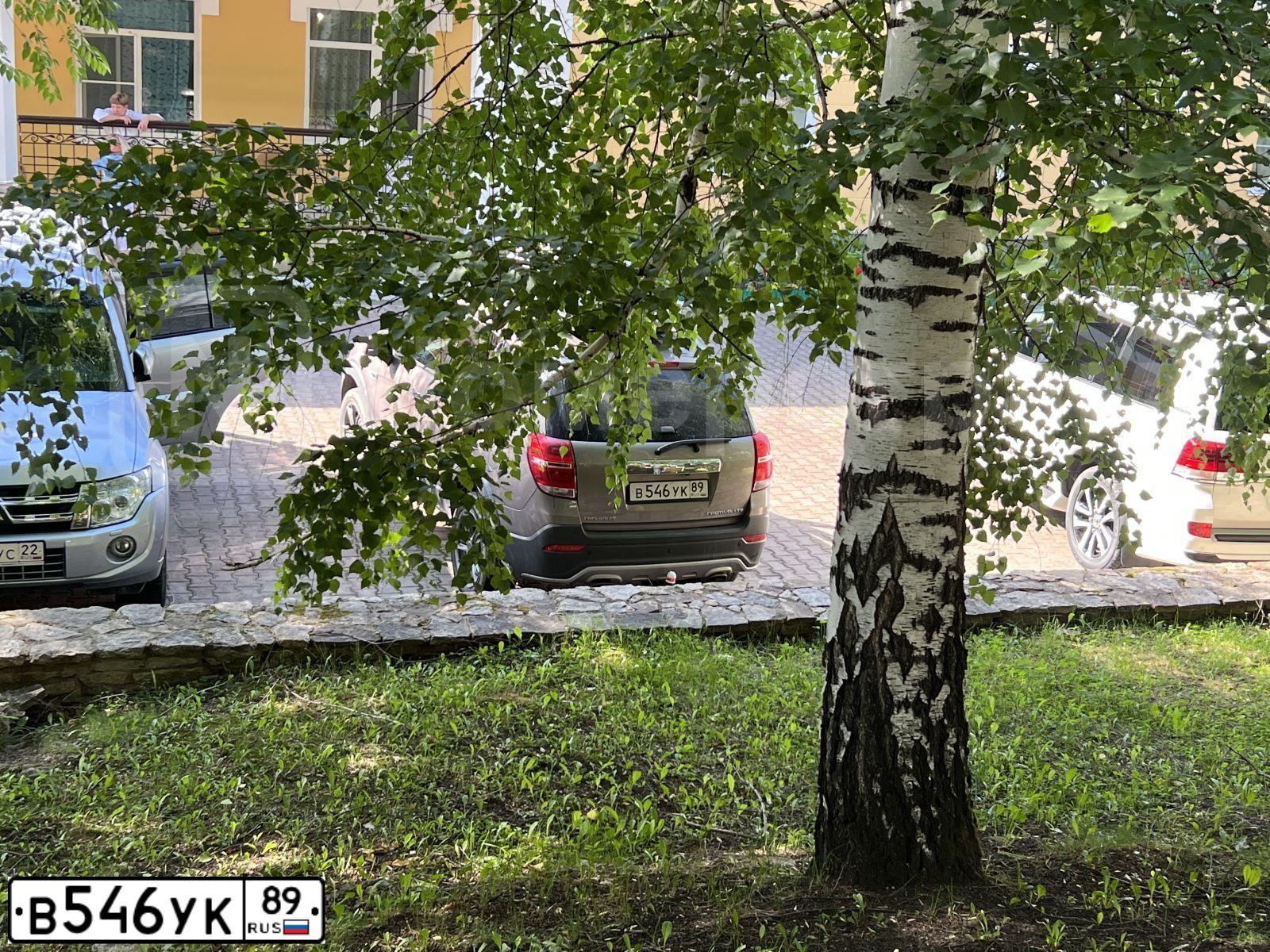 Фото автомобиля CHEVROLET CAPTIVA, 2014 — госномер Е347РС186. Цвет: Коричневый
