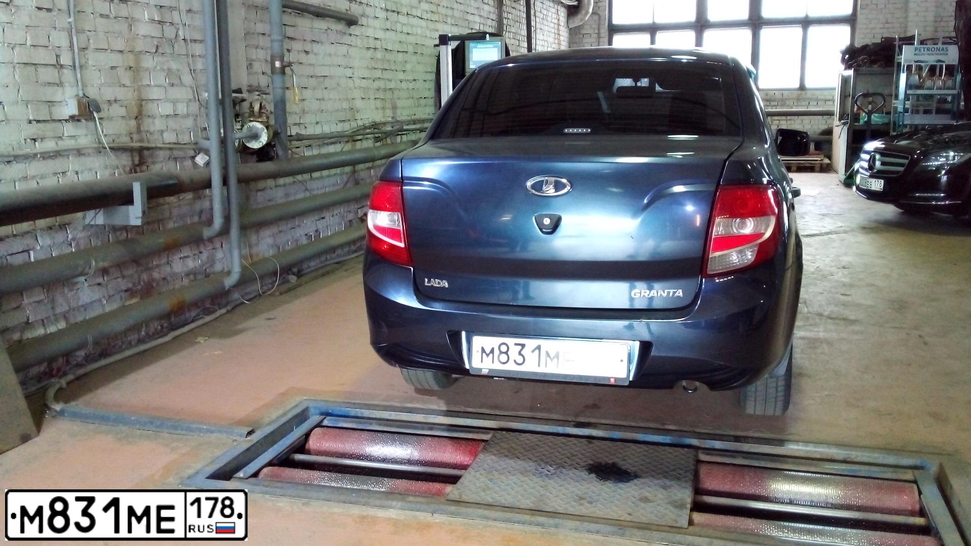 Фото автомобиля LADA 2190 GRANTA, 2012 — госномер М831МЕ178. Цвет: Серо-Синий