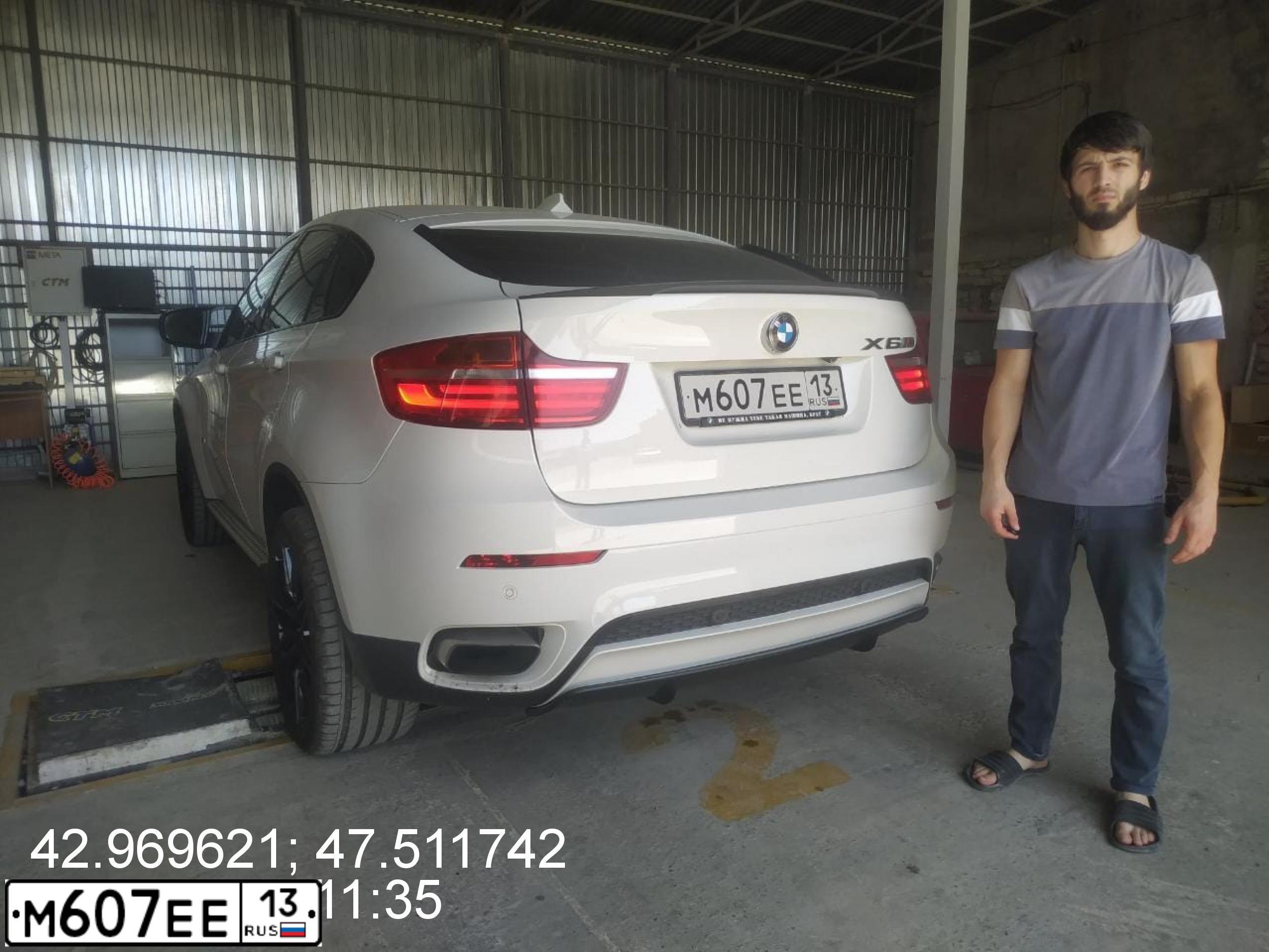 Фото автомобиля BMW X6, 2012 — госномер М999УЕ199. Цвет: Белый