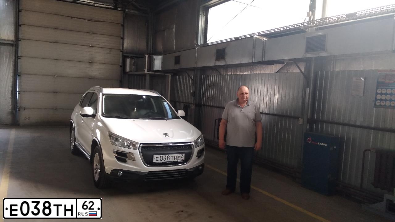 Фото автомобиля PEUGEOT 4008, 2012 — госномер Е001ЕЕ62. Цвет: Белый
