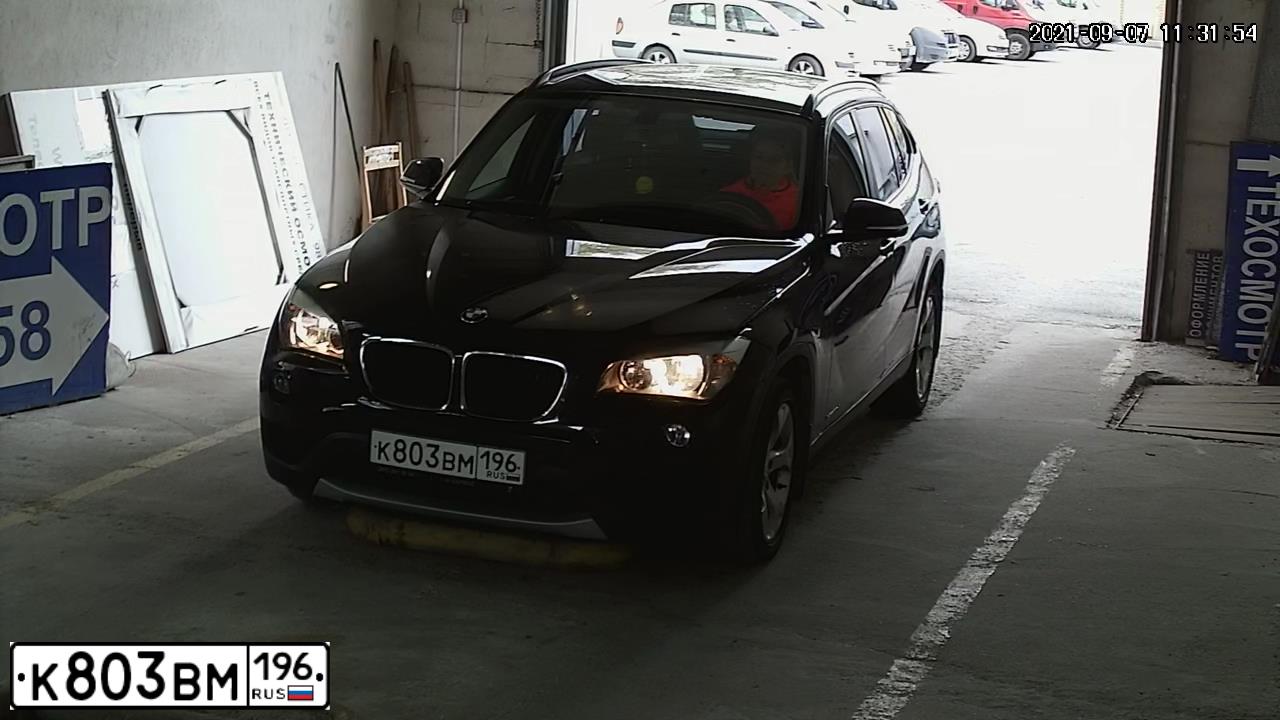 Фото автомобиля BMW X1, 2014 — госномер К803ВМ196. Цвет: ЧЕРНЫЙ