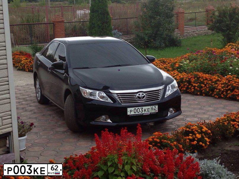 Фото автомобиля TOYOTA CAMRY, 2013 — госномер Р003КЕ62. Цвет: ЧЕРНЫЙ